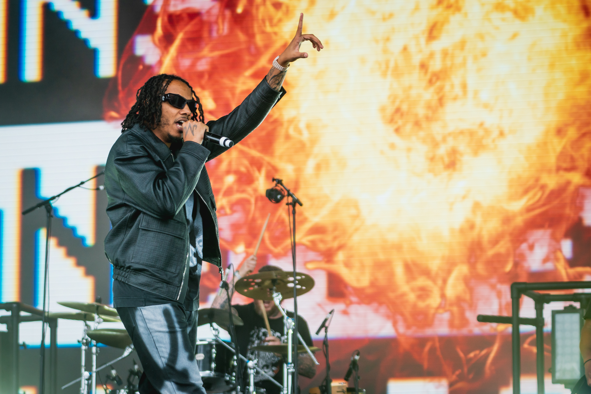 La transformation rockstar d'AJ Tracey à Glastonbury 2022 en photos