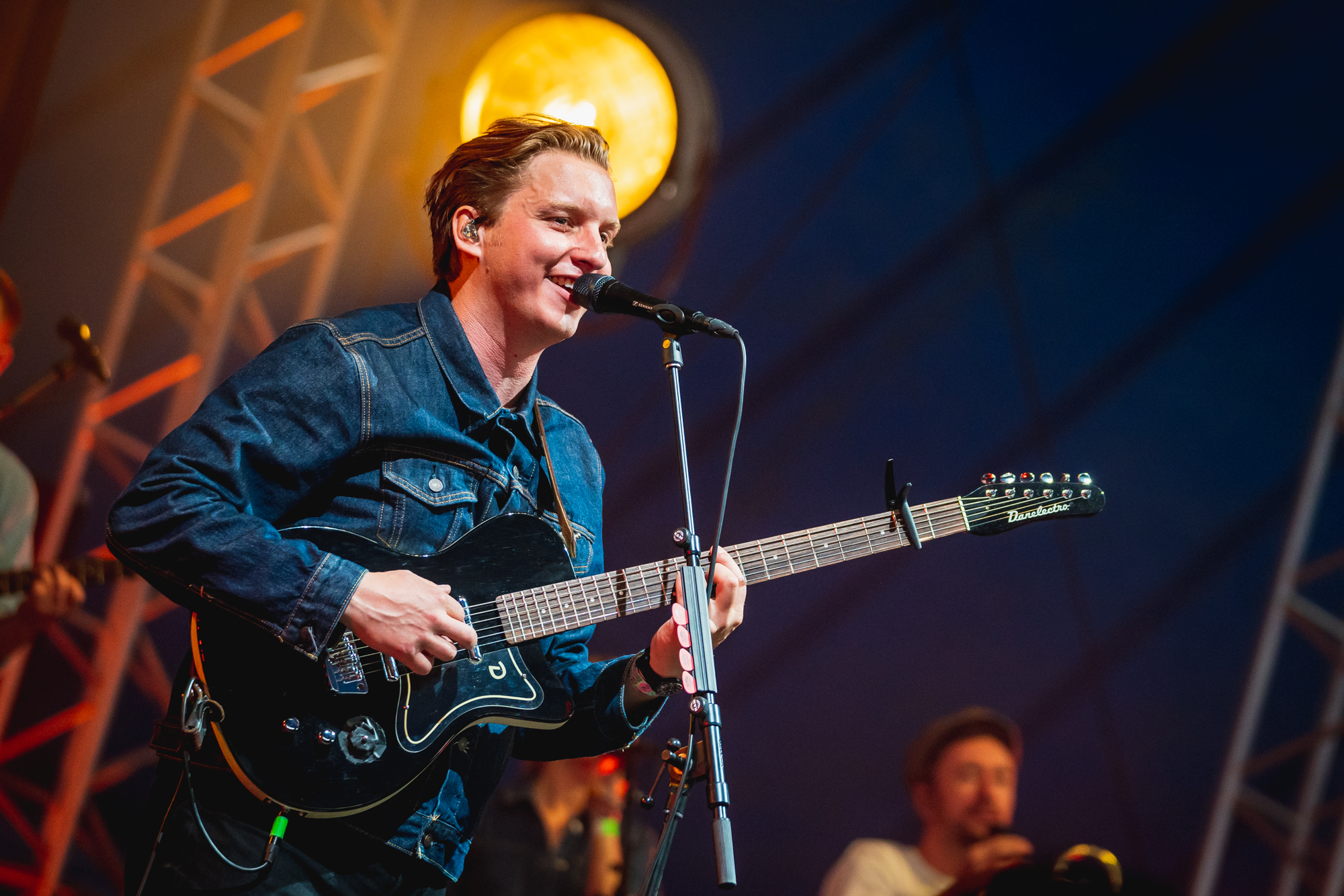 George Ezra joue un set secret surprise à Glastonbury 2022