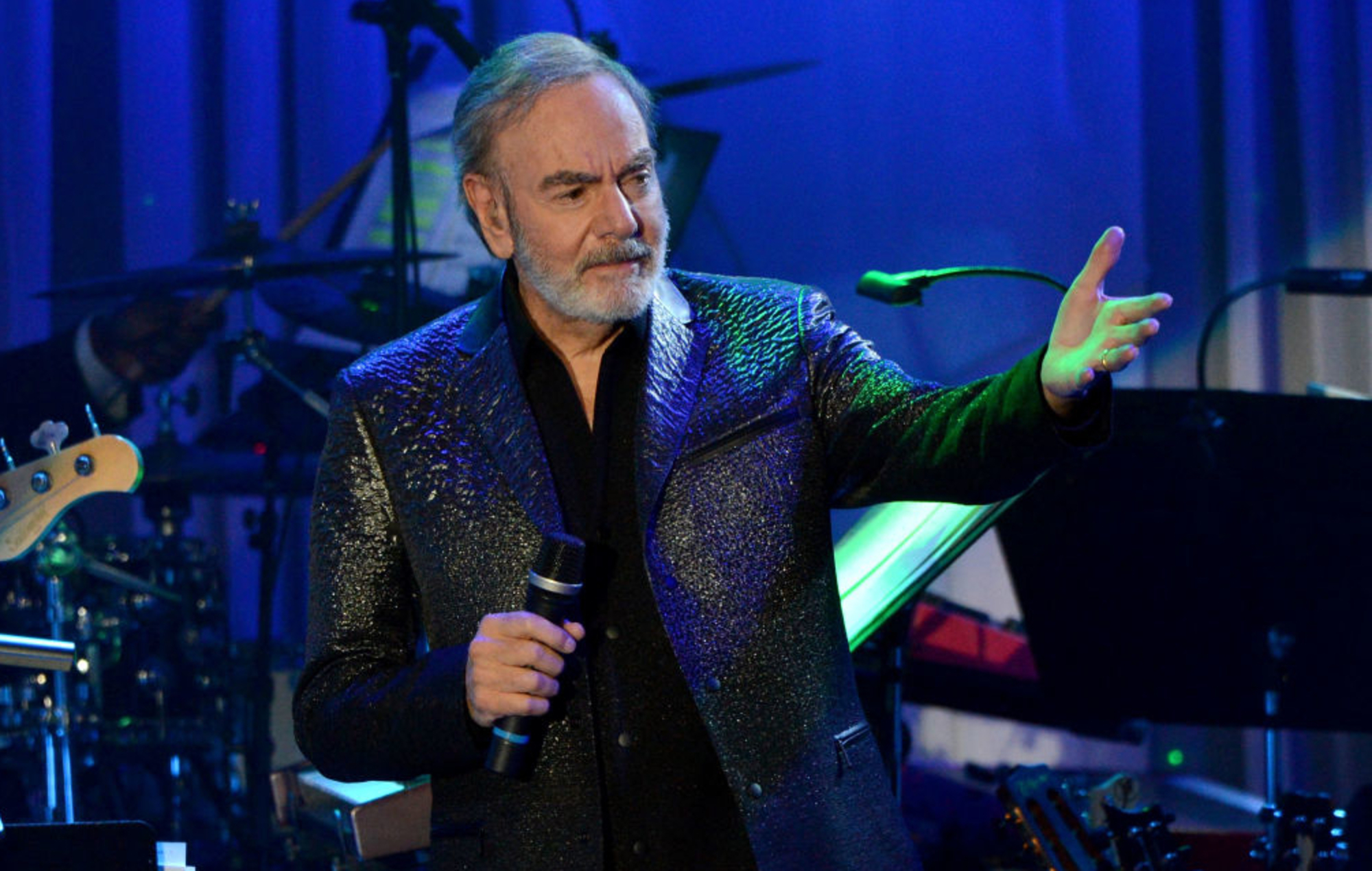 Neil Diamond fait une rare apparition publique et chante "Sweet Caroline"