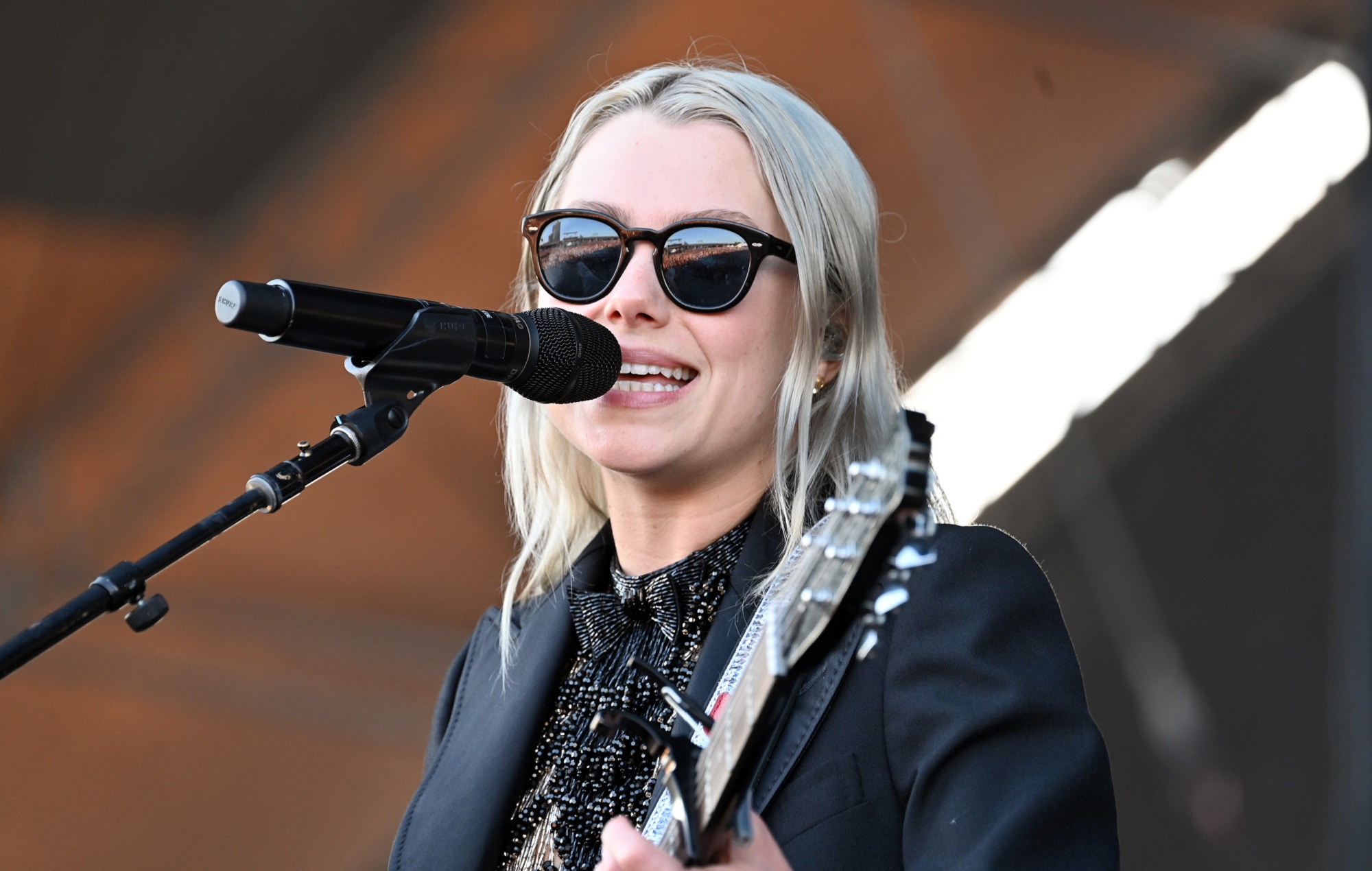 Phoebe Bridgers dit qu'elle essaie d'écrire des chansons plus joyeuses