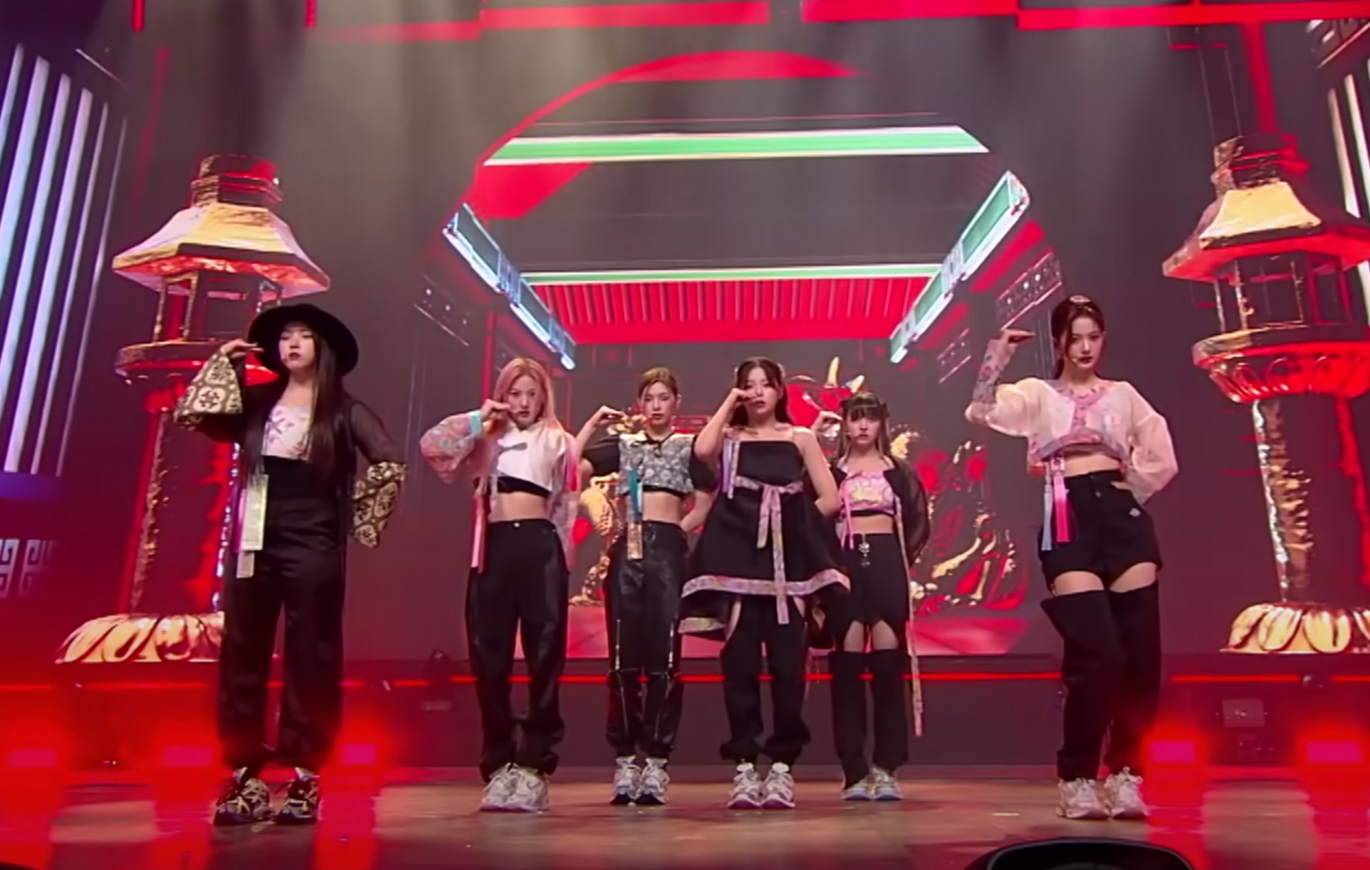 Regardez la puissante couverture de NMIXX de "Thunderous" de Stray Kids