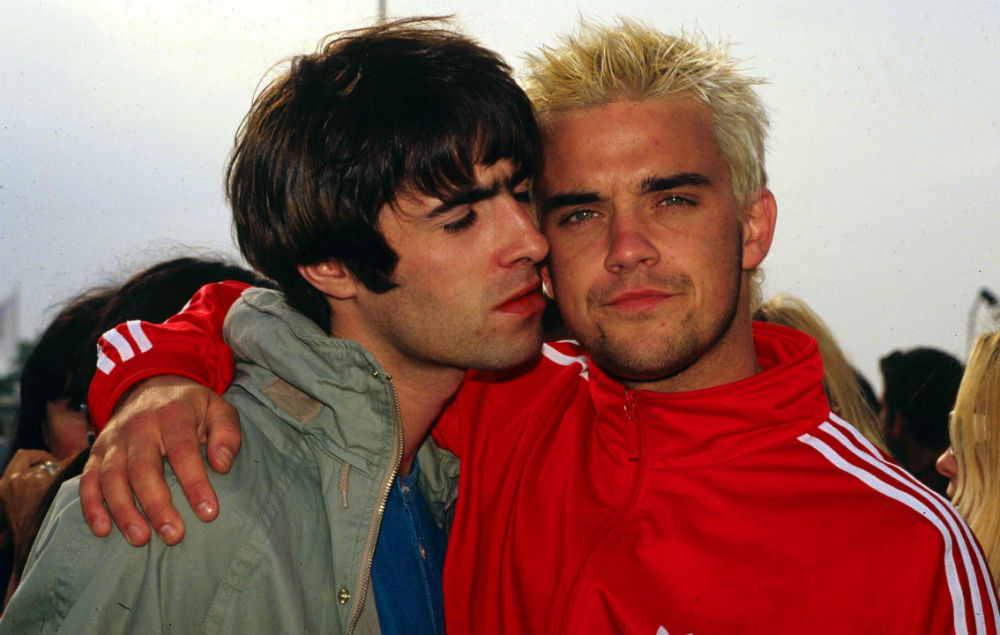 Robbie Williams plaisante en disant qu'il pourrait rejouer Knebworth s'il "vendait des billets aussi bon marché" que Liam Gallagher