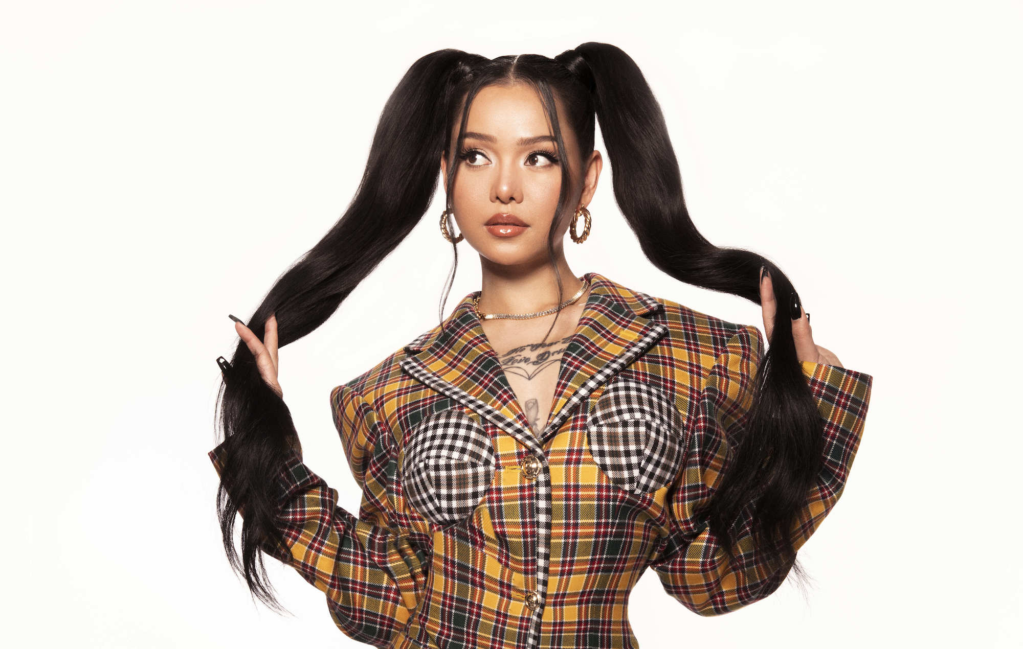 Bella Poarch nous parle de la lutte contre Grimes dans la vidéo 'Dolls' et son nouvel EP "fort"