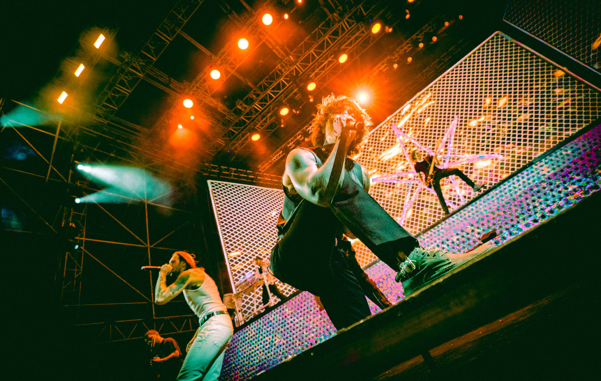 Bring Me The Horizon partage une puissante vidéo pour le nouveau single "Strangers"