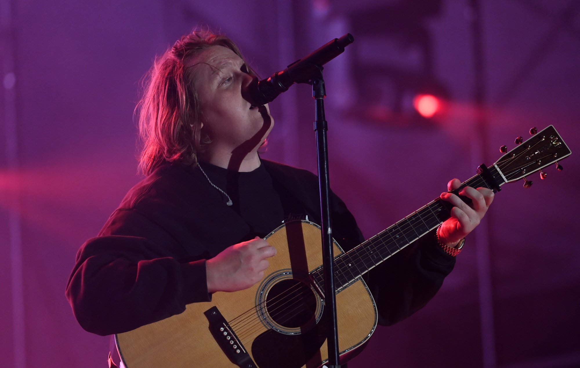 Lewis Capaldi n'a pas encore terminé son deuxième album : "Je suis horriblement paresseux"