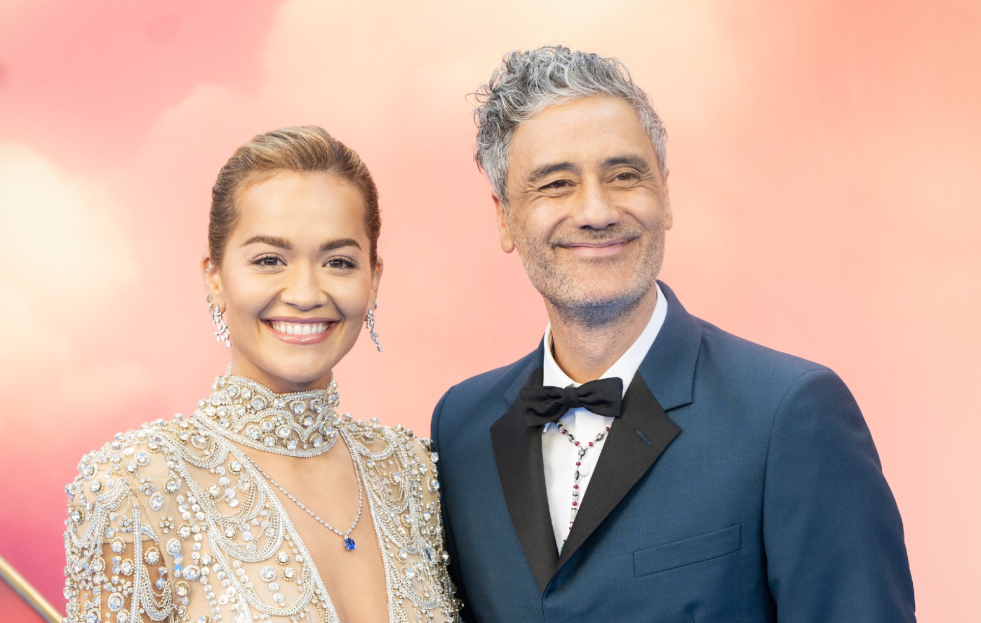 Regardez l'interview de la petite amie de Taika Waititi, Rita Ora, en direct à l'antenne