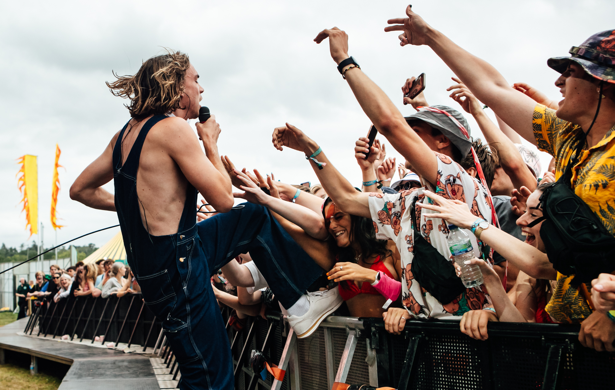 Sports Team reporte sa tournée américaine alors qu'ils retardent le deuxième album "Gulp!"