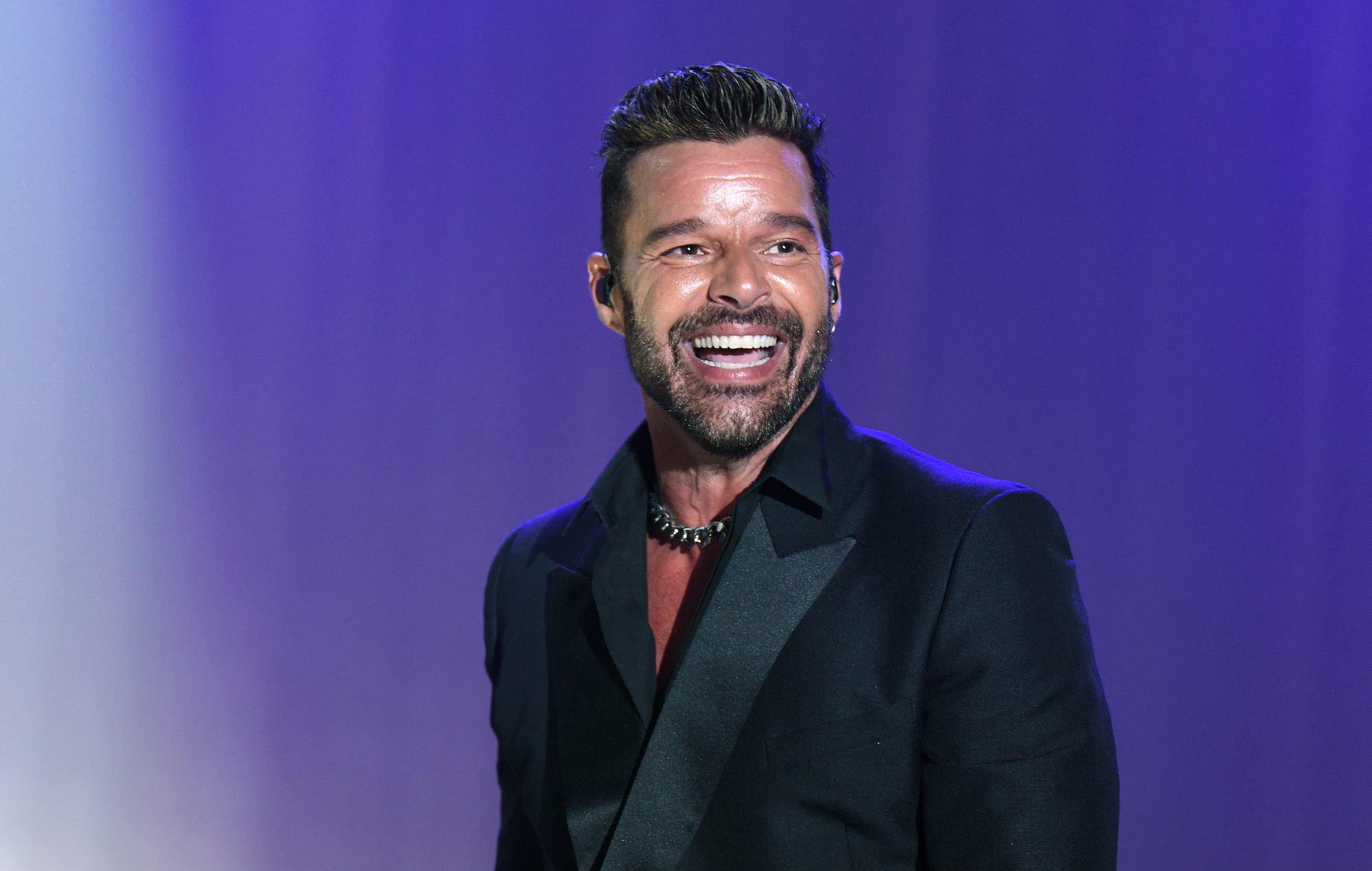l'homme qui a accordé une ordonnance restrictive contre le chanteur serait son neveu de 21 ans