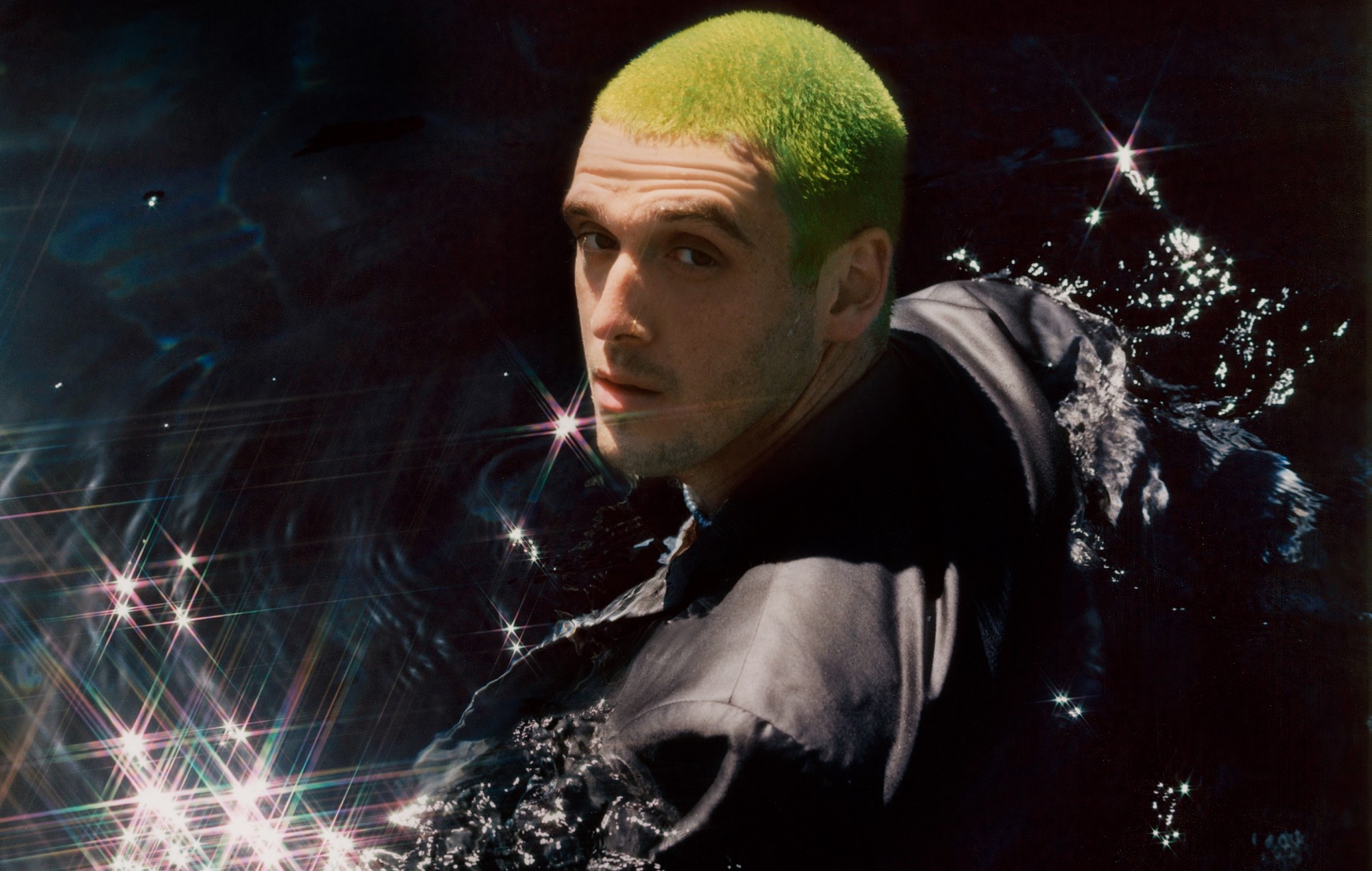 la star virale joue un peu la sécurité