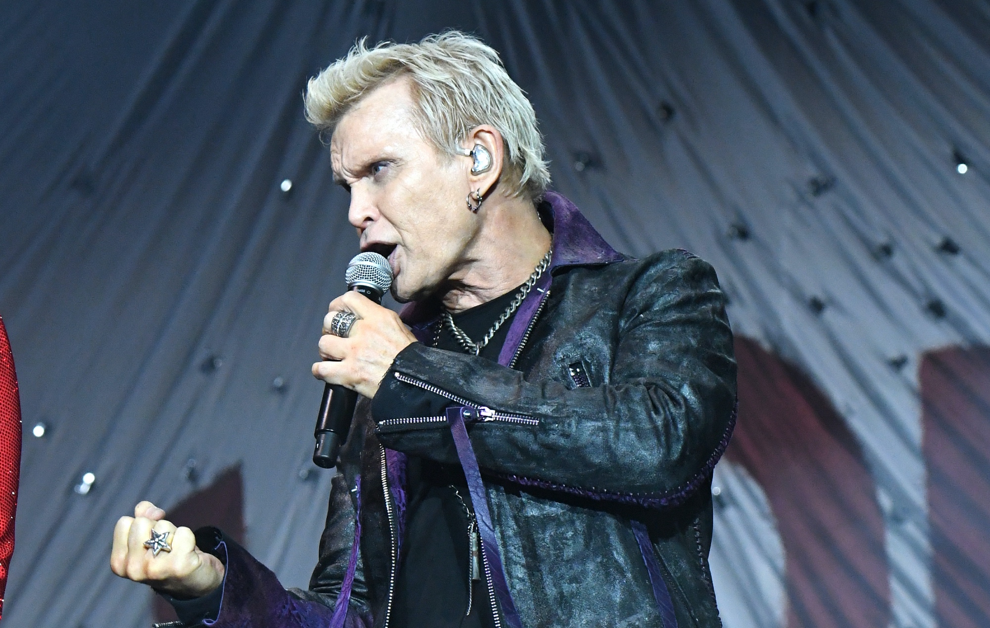 Billy Idol annonce un nouvel EP "The Cage" et partage le titre meurtrier