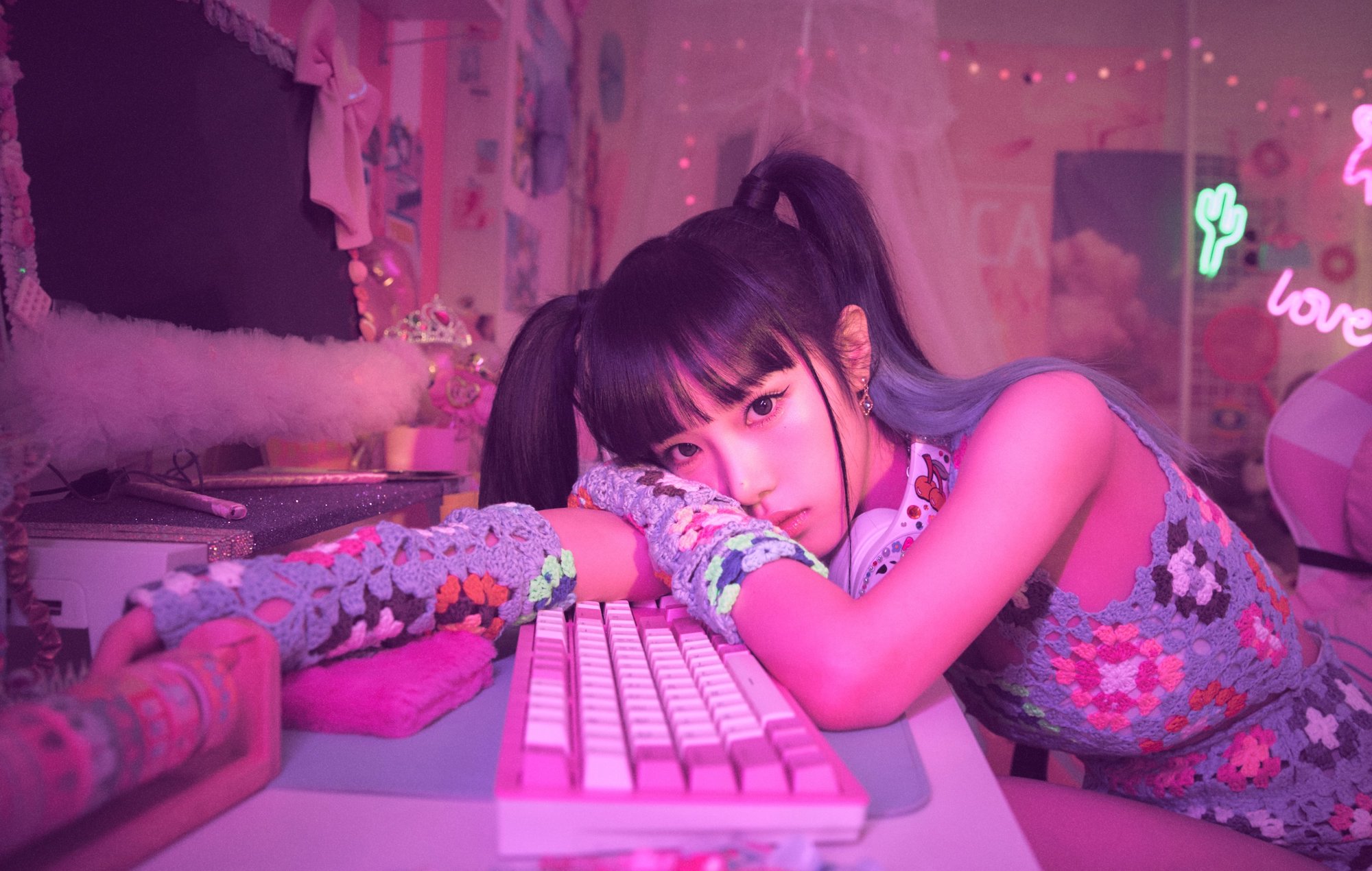 Choi Yena fait ressortir son côté gamer dans le nouveau clip de "Smartphone"
