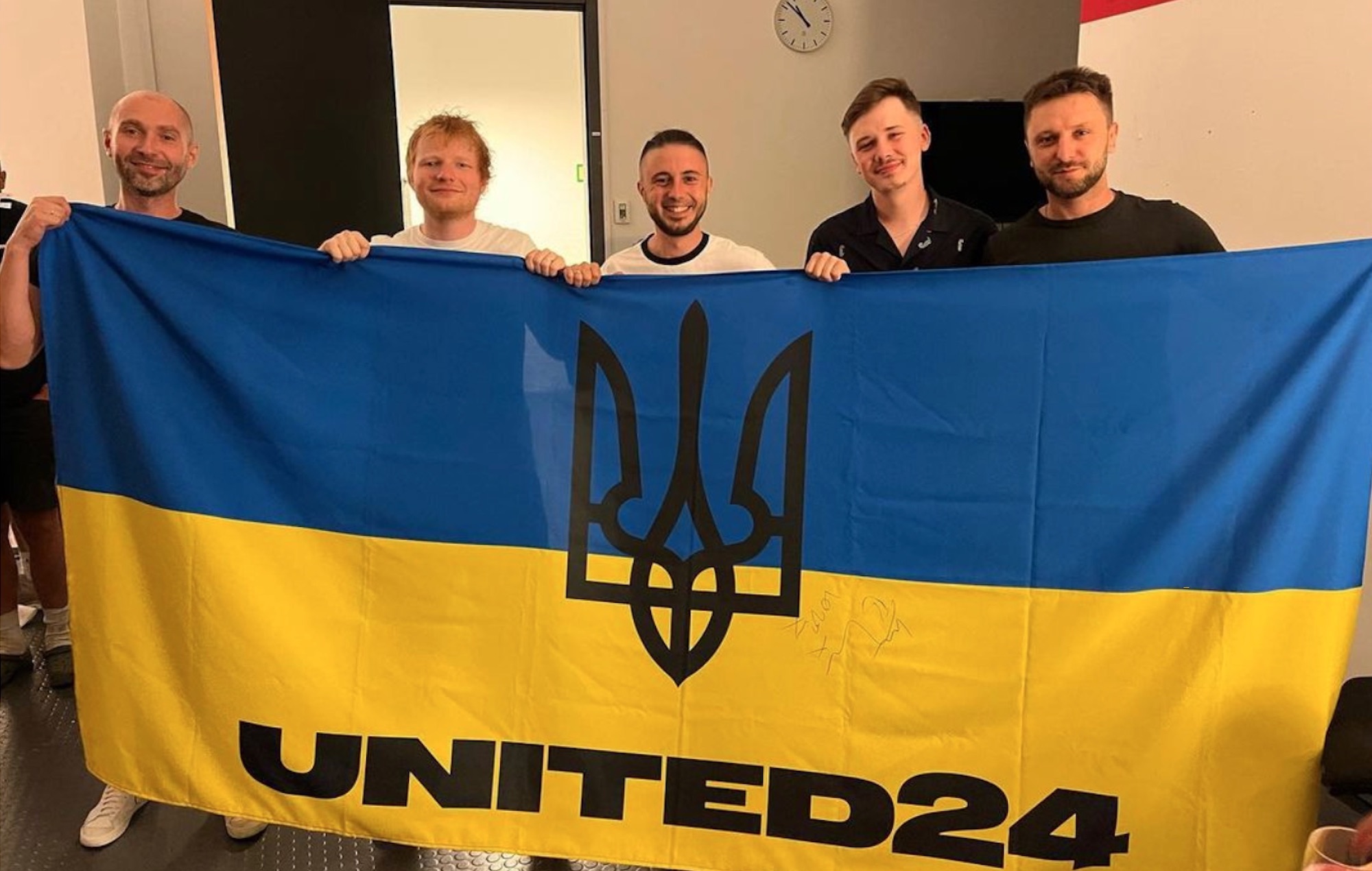Ed Sheeran rejoint par l'Ukrainien Antytila ​​au concert pour le remix de "2step"