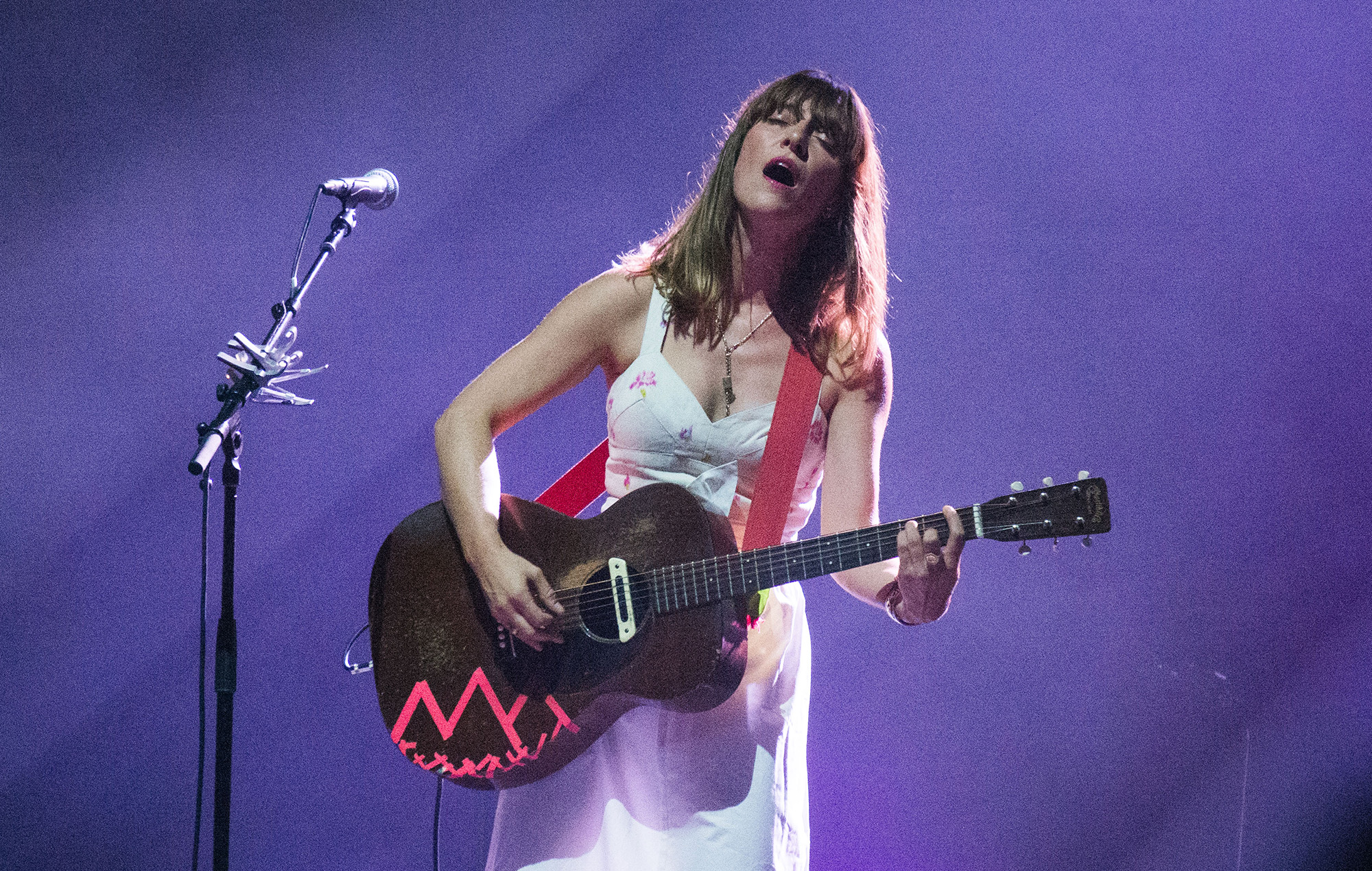 Feist fait la première partie d'Arcade Fire à Dublin et fait don du produit de la marchandise à Women's Aid