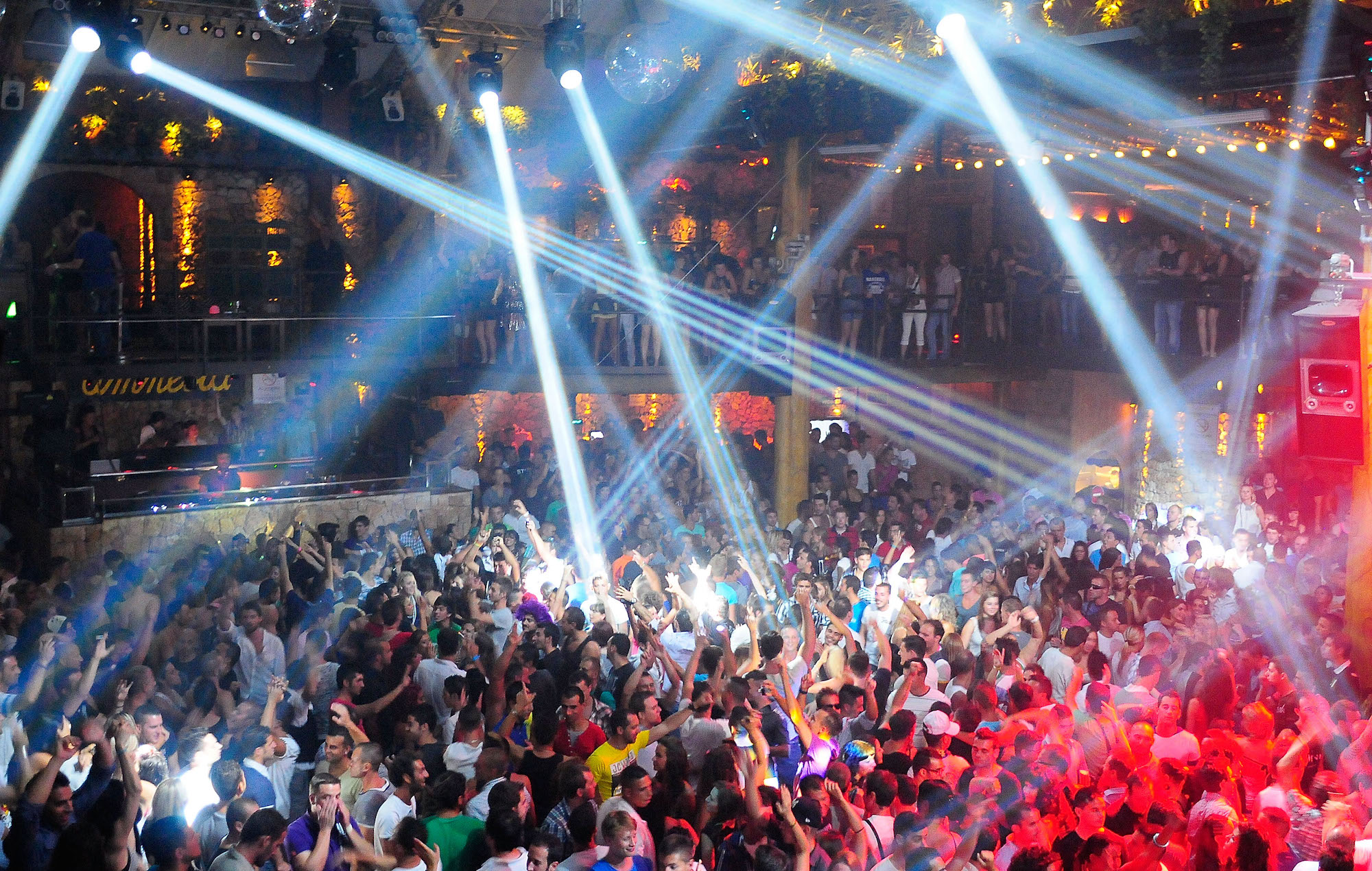 Les fans de musique du club Amnesia d'Ibiza collectent des fonds en dansant toute la nuit