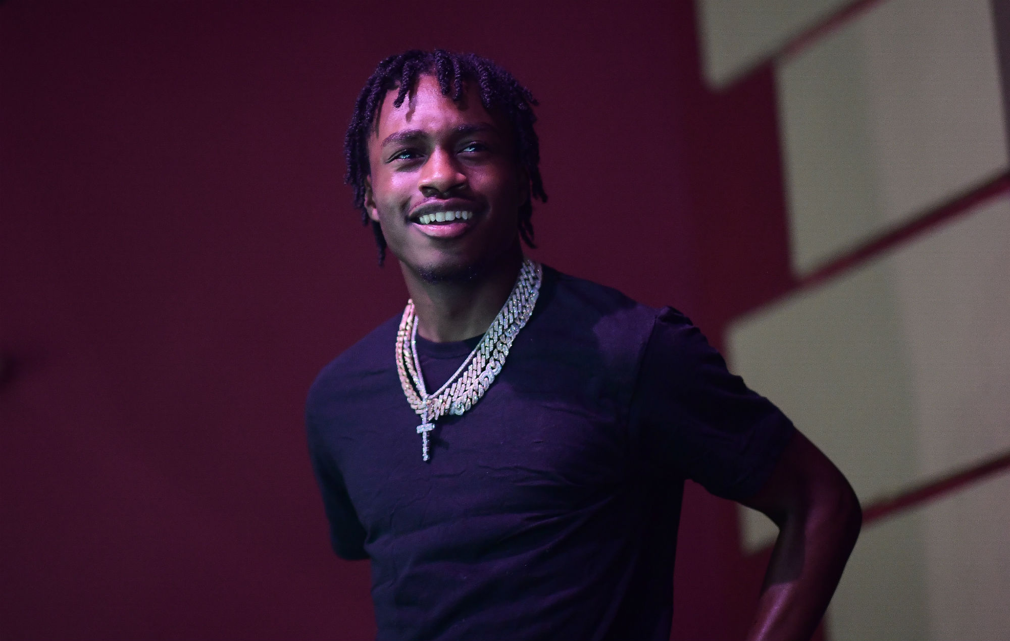 Lil Tjay rompt le silence après un incident de tournage dans le nouveau morceau "Beat The Odds"