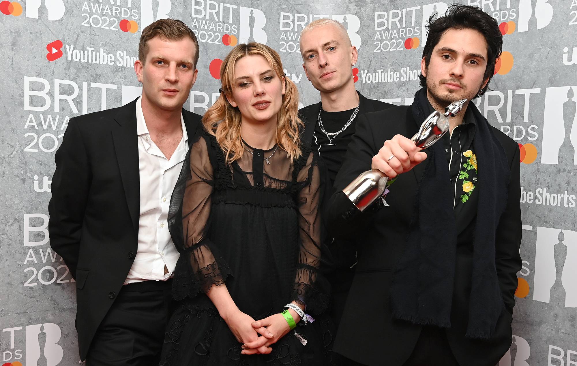 Les membres de Wolf Alice Theo Ellis, Ellie Rowsell, Joff Oddie et Joel Amey posent avec leur prix dans la salle des médias lors des BRIT Awards 2022 à l'O2 Arena le 08 février 2022 à Londres, en Angleterre.  (Photo de Kate Green/Getty Images)