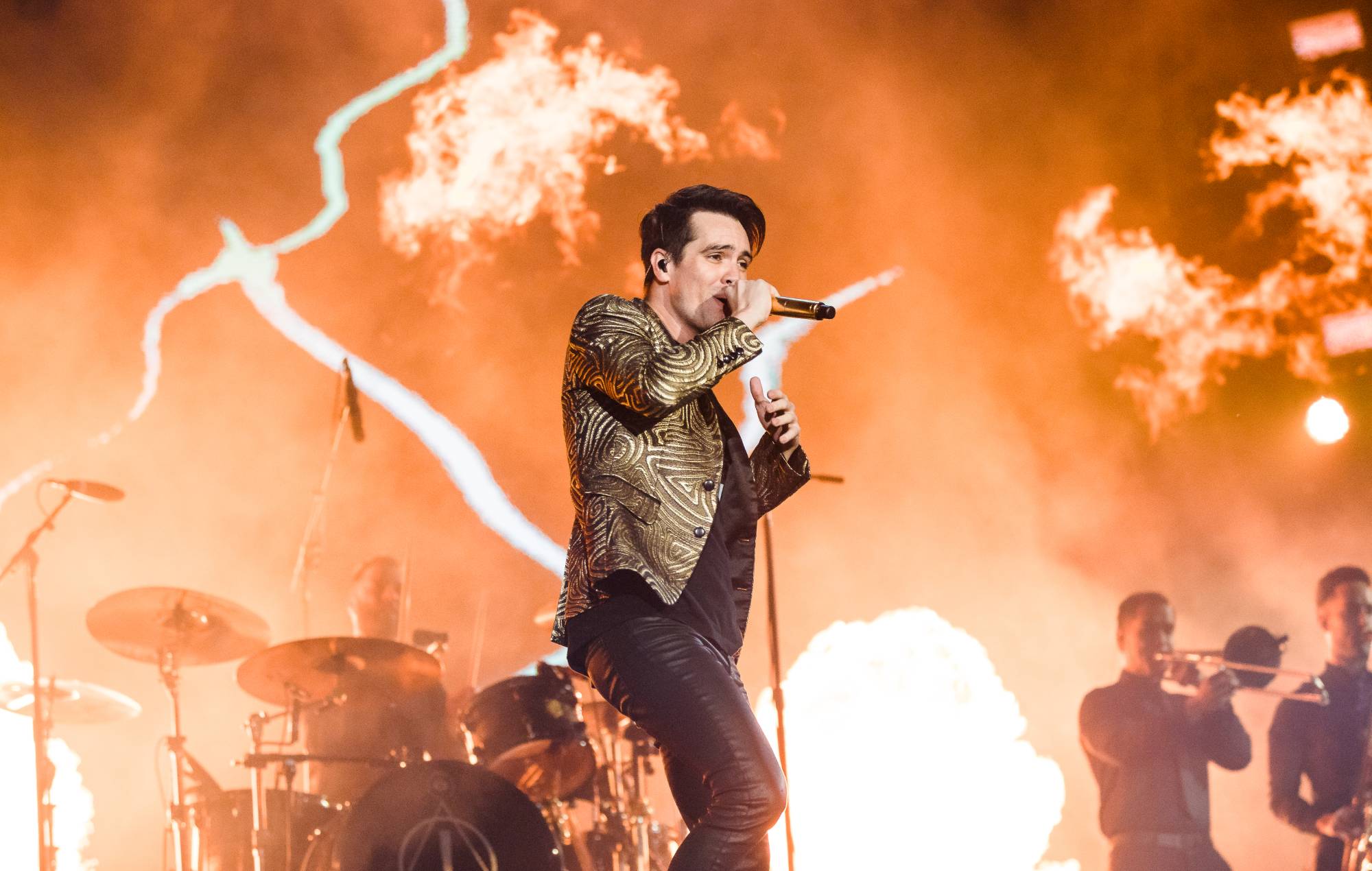 Panique!  At The Disco partage la vidéo du nouveau single 'Don't Let The Light Go Out'