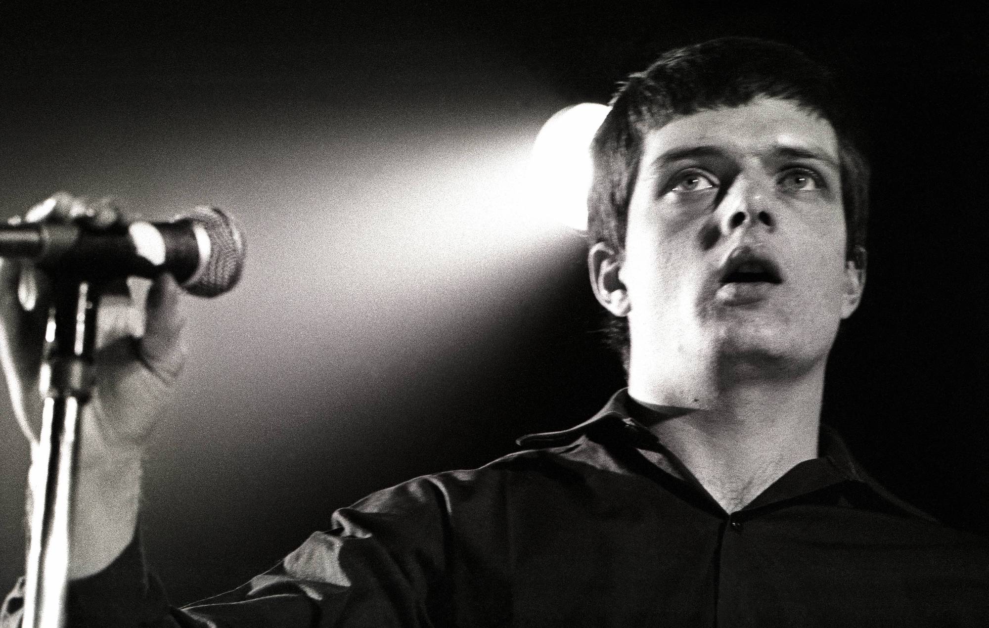 Peter Hook veut la statue d'Ian Curtis après la dispute publicitaire d'Aitch