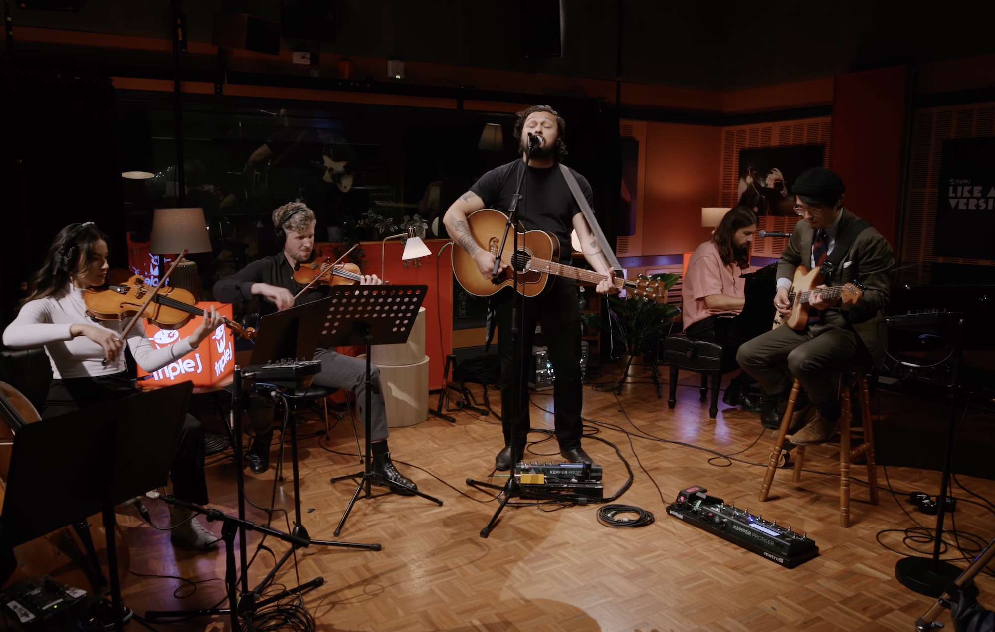 Regardez Gang of Youths reprendre "Pourquoi est-ce qu'il pleut toujours sur moi ?" de Travis.