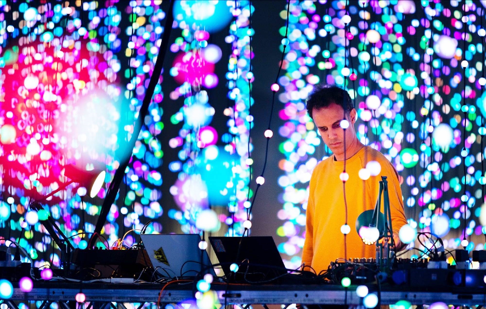 Four Tet annonce deux spectacles de lumière immersifs à l'Alexandra Palace