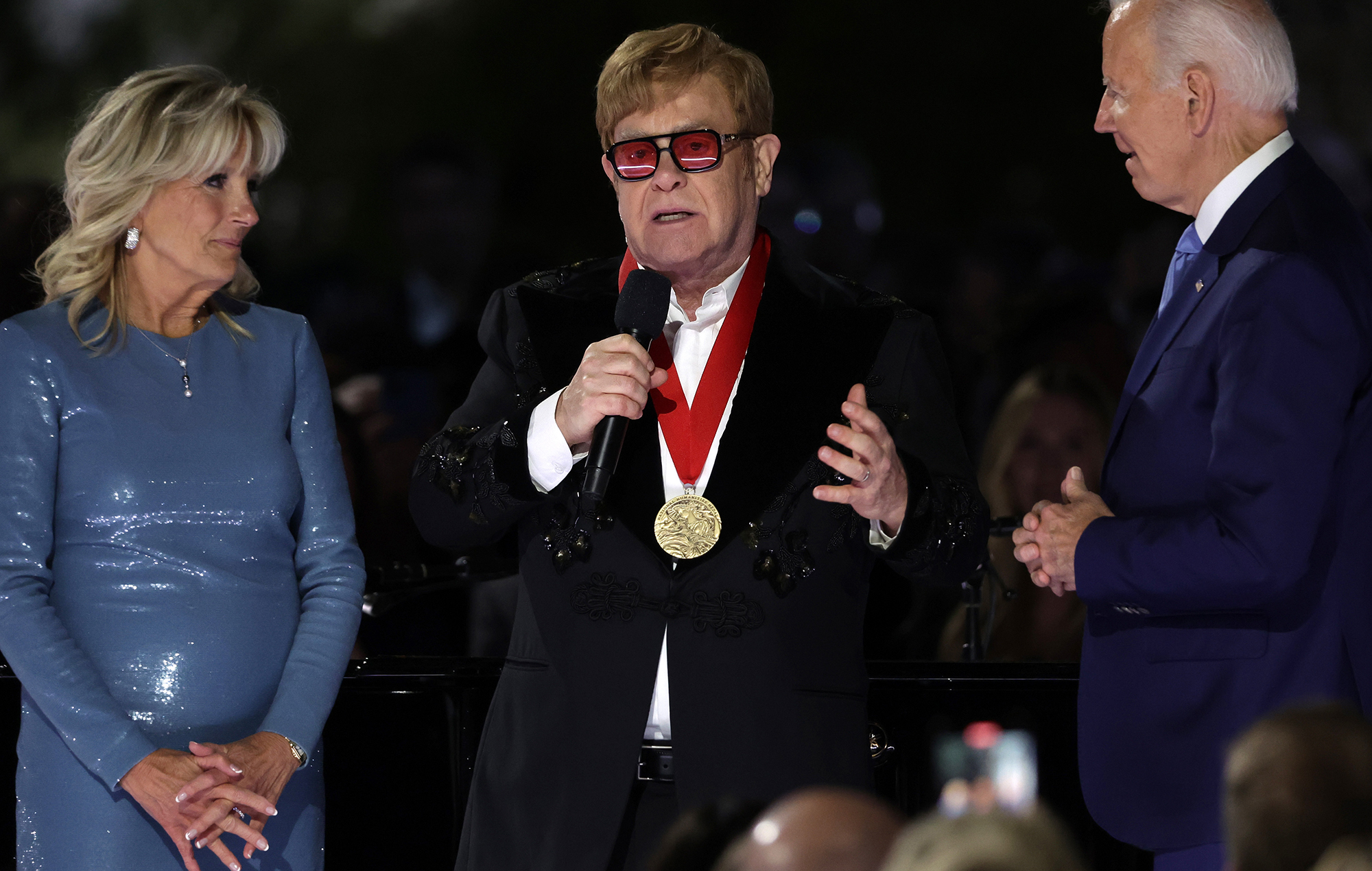 Joe Biden décerne à Elton John la médaille nationale des sciences humaines