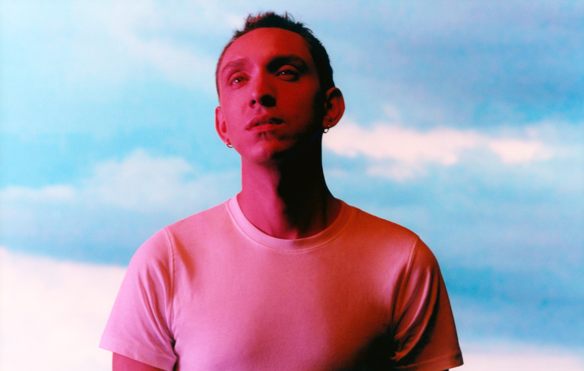 Oliver Sim - Critique de "Hideous Bastard": l'honnêteté radicale du chanteur xx