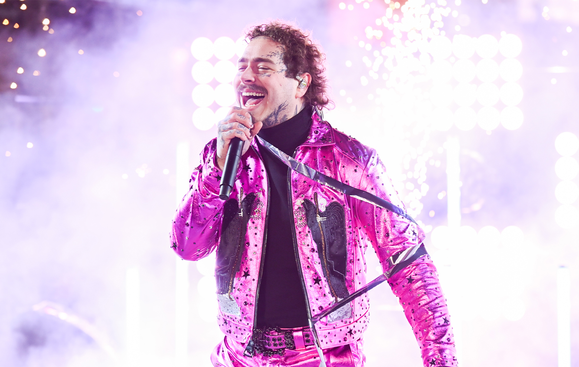 Post Malone se blesse aux côtes après être tombé sur scène lors d'un spectacle à Saint-Louis