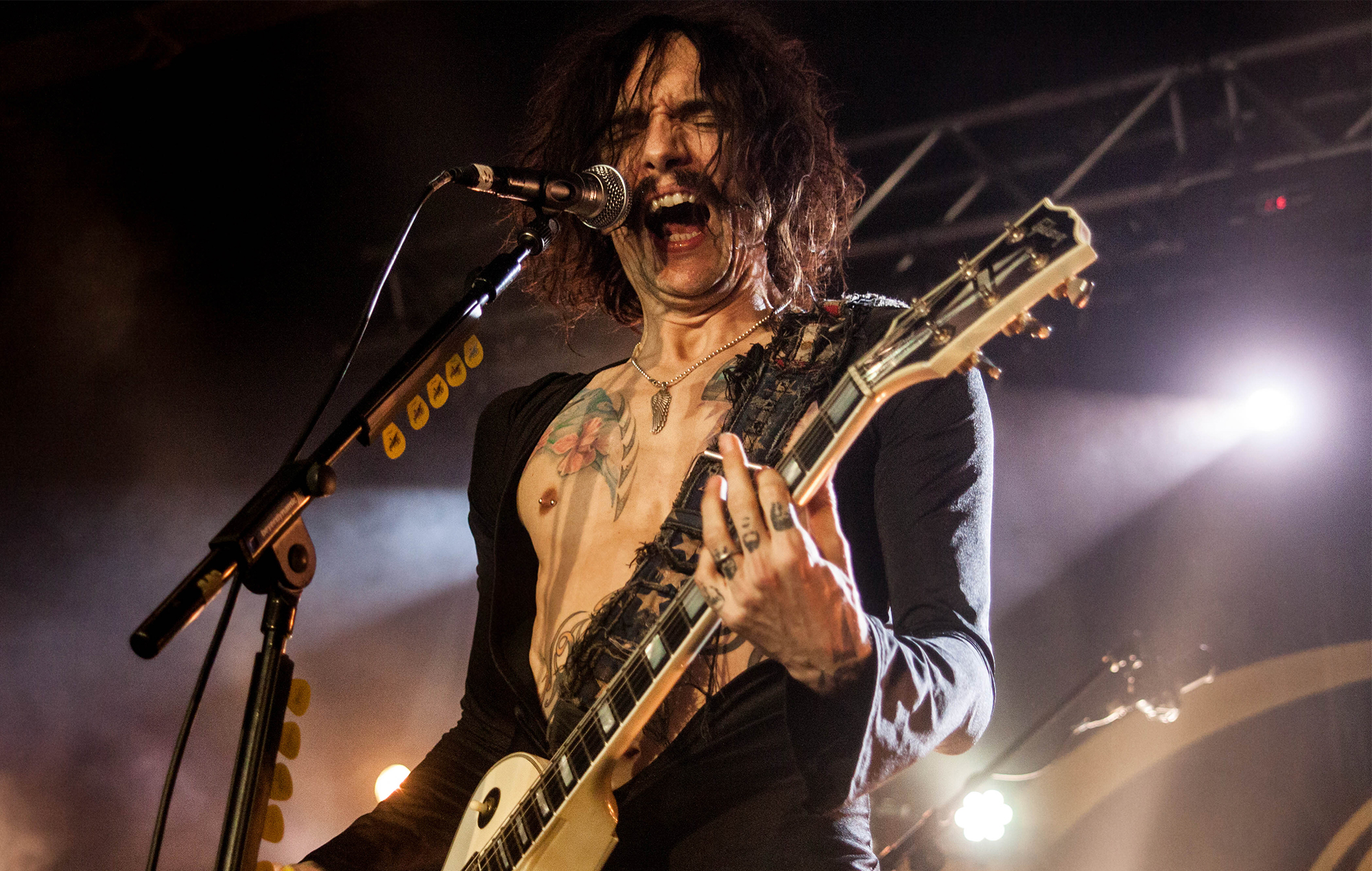 Regardez Justin Hawkins interpréter The Darkness, Van Halen frappe au concert hommage à Taylor Hawkins