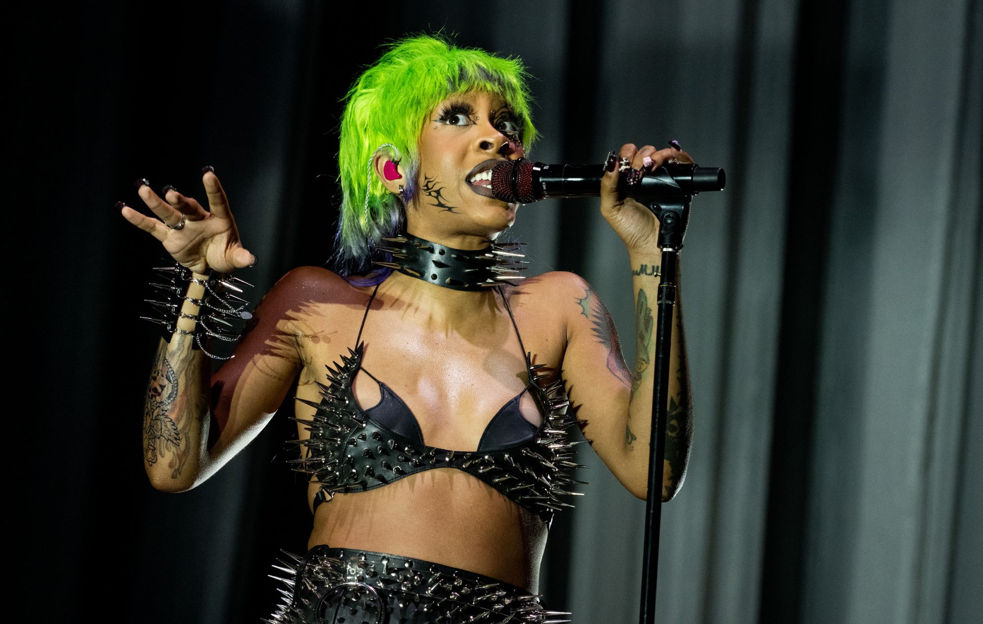 Regardez Rico Nasty mettre le feu à une voiture dans la vidéo de "Gotsta Get Paid"