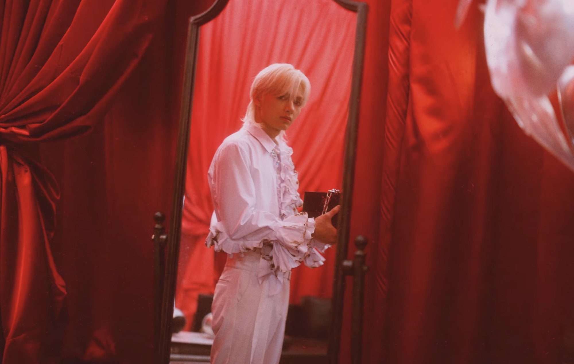 Regardez la mystérieuse vidéo de "Limbo" de SEVENTEEN's Jun