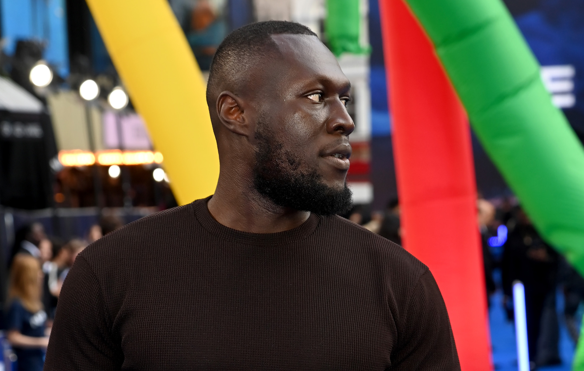 Stormzy s'adresse à la foule lors de la marche de Chris Kaba