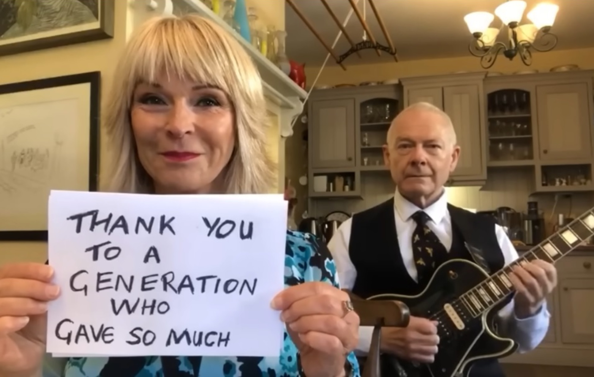 Toyah Willcox et Robert Fripp dédient la couverture de "Heroes" de David Bowie à la reine Elizabeth II