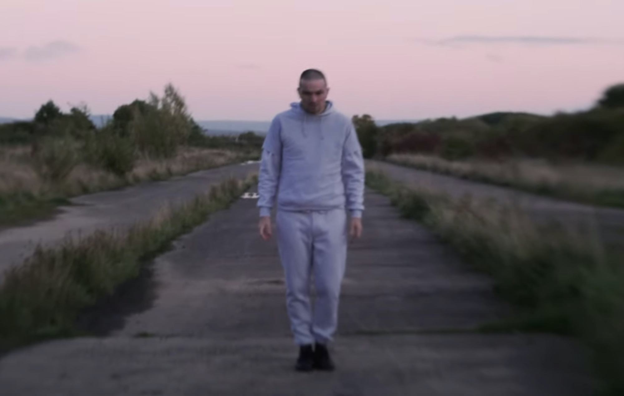 Écoutez le nouveau single "implacable" et granuleux de Benefits, "Thump"