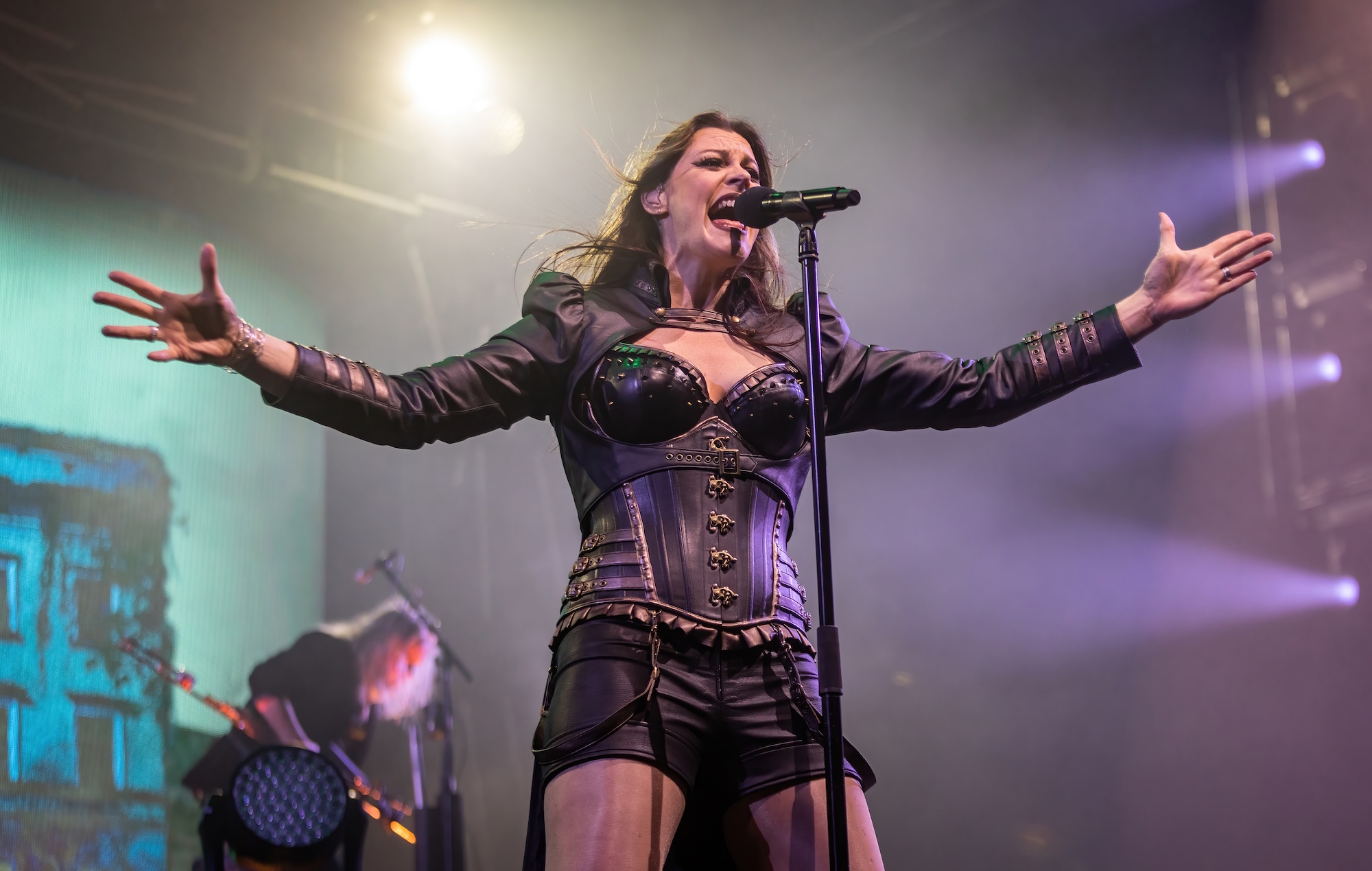 Le chanteur de Nightwish, Floor Jansen, révèle un diagnostic de cancer et subira une intervention chirurgicale