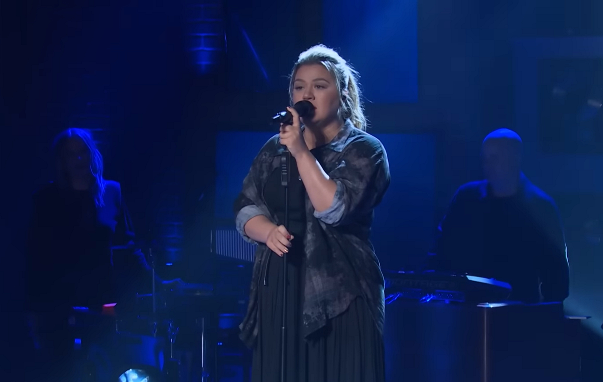 Regardez Kelly Clarkson interpréter « Black Hole Sun » de Soundgarden dans « The Kelly Clarkson Show »