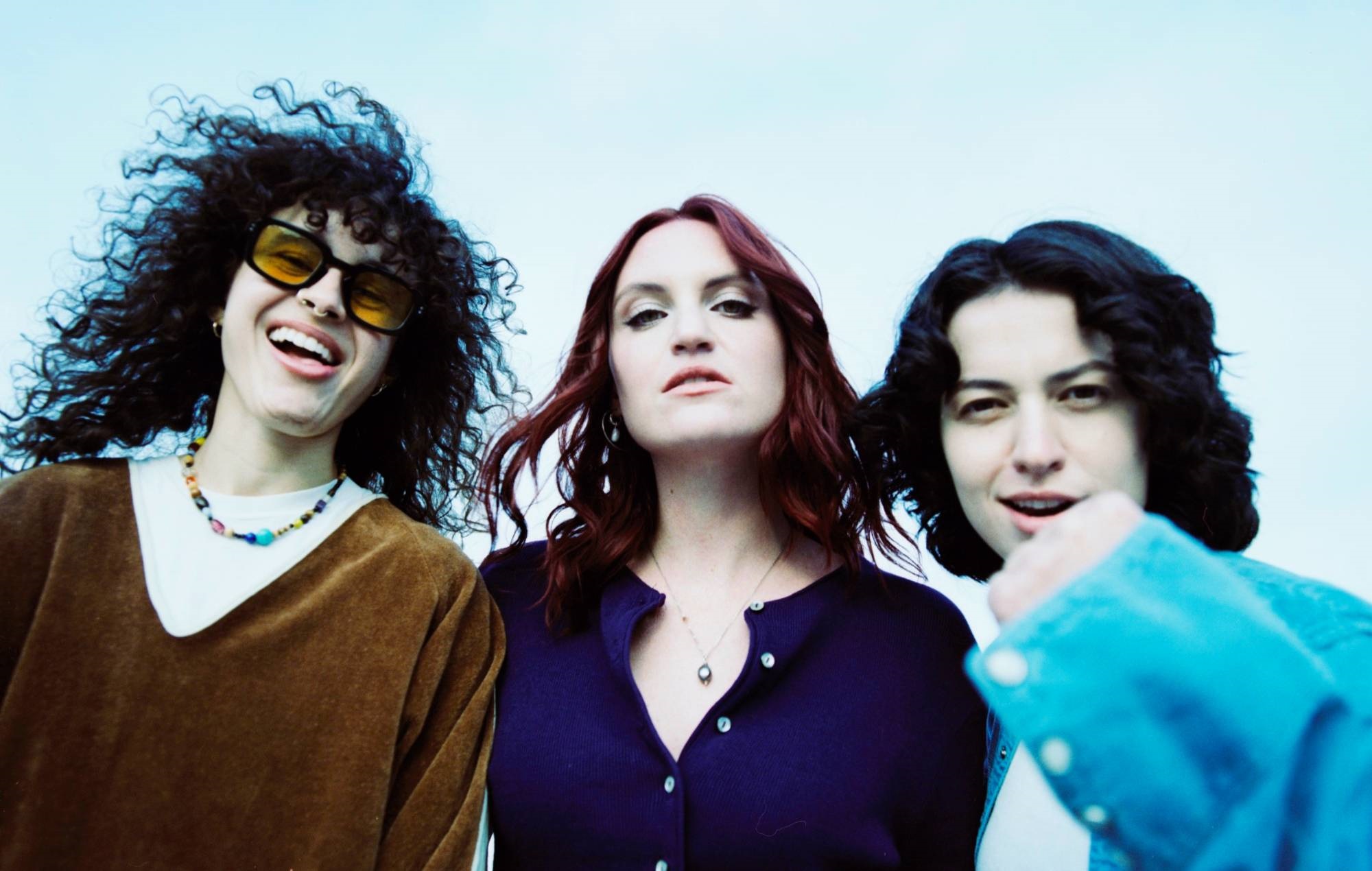Regardez MUNA interpréter "Silk Chiffon", "Solid" et "Kind Of Girl" pour "CBS Saturday Morning"