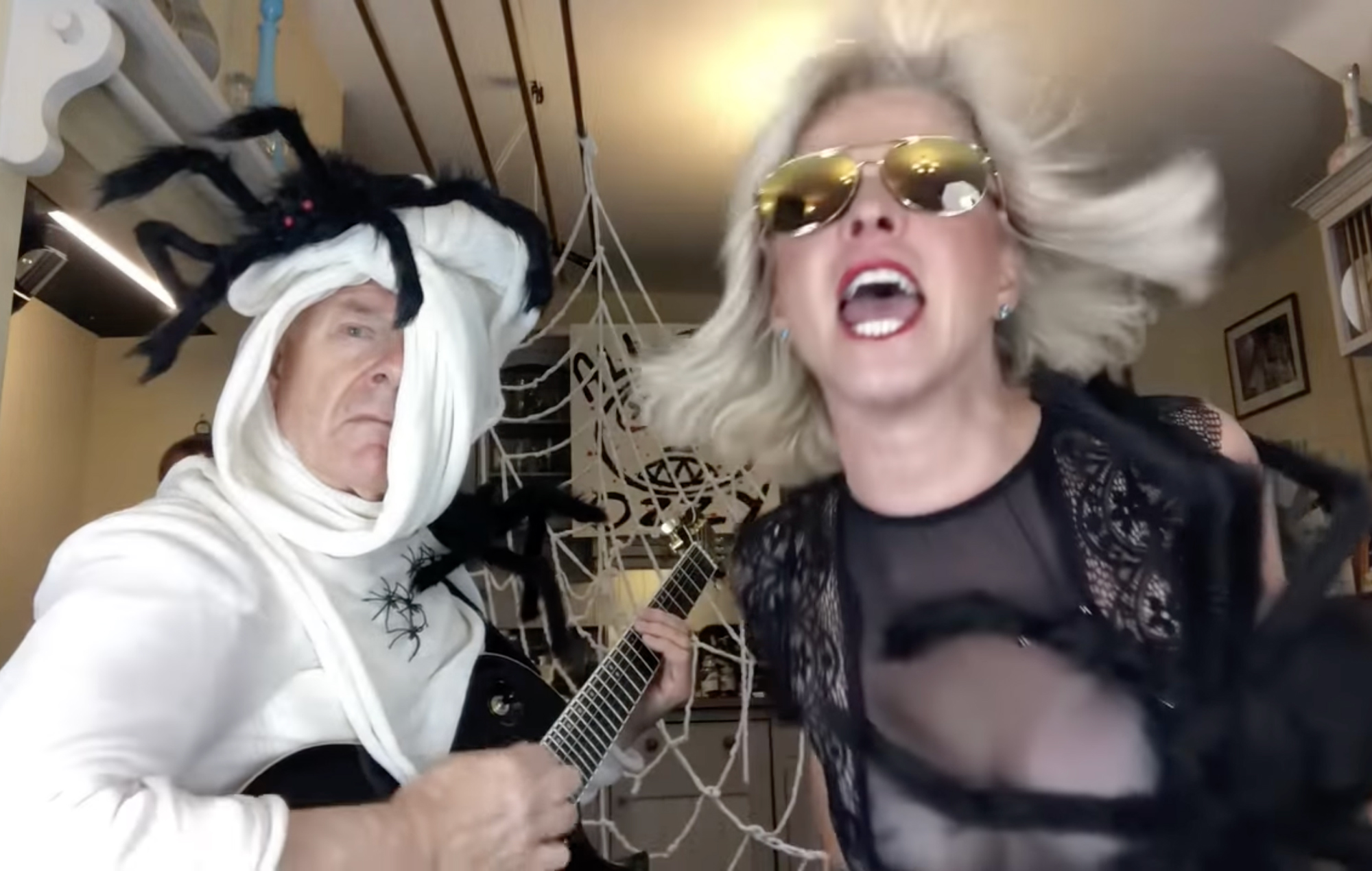 Regardez Robert Fripp et Toyah Willcox célébrer Halloween avec la couverture de Black Sabbath
