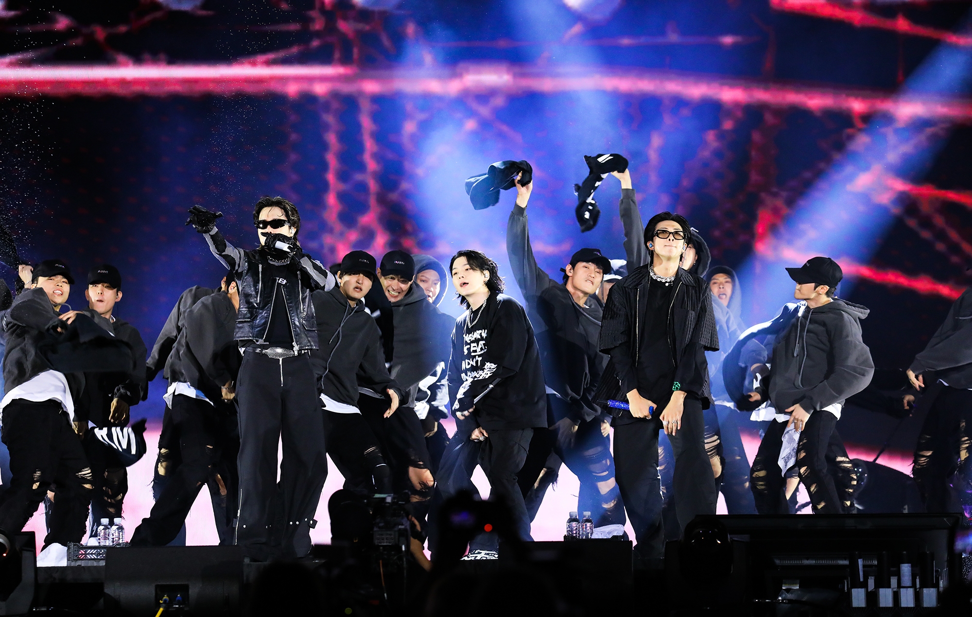 Regardez la première performance de BTS de "Run BTS" au concert "Yet To Come"