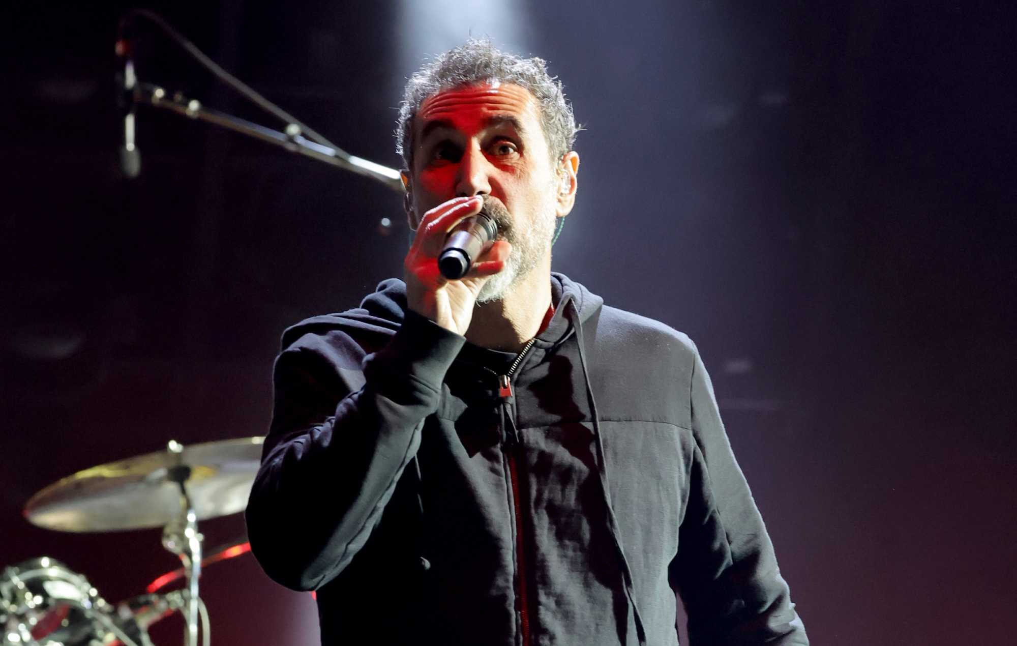Serj Tankian partage un nouveau visualiseur annonce un concert à LA
