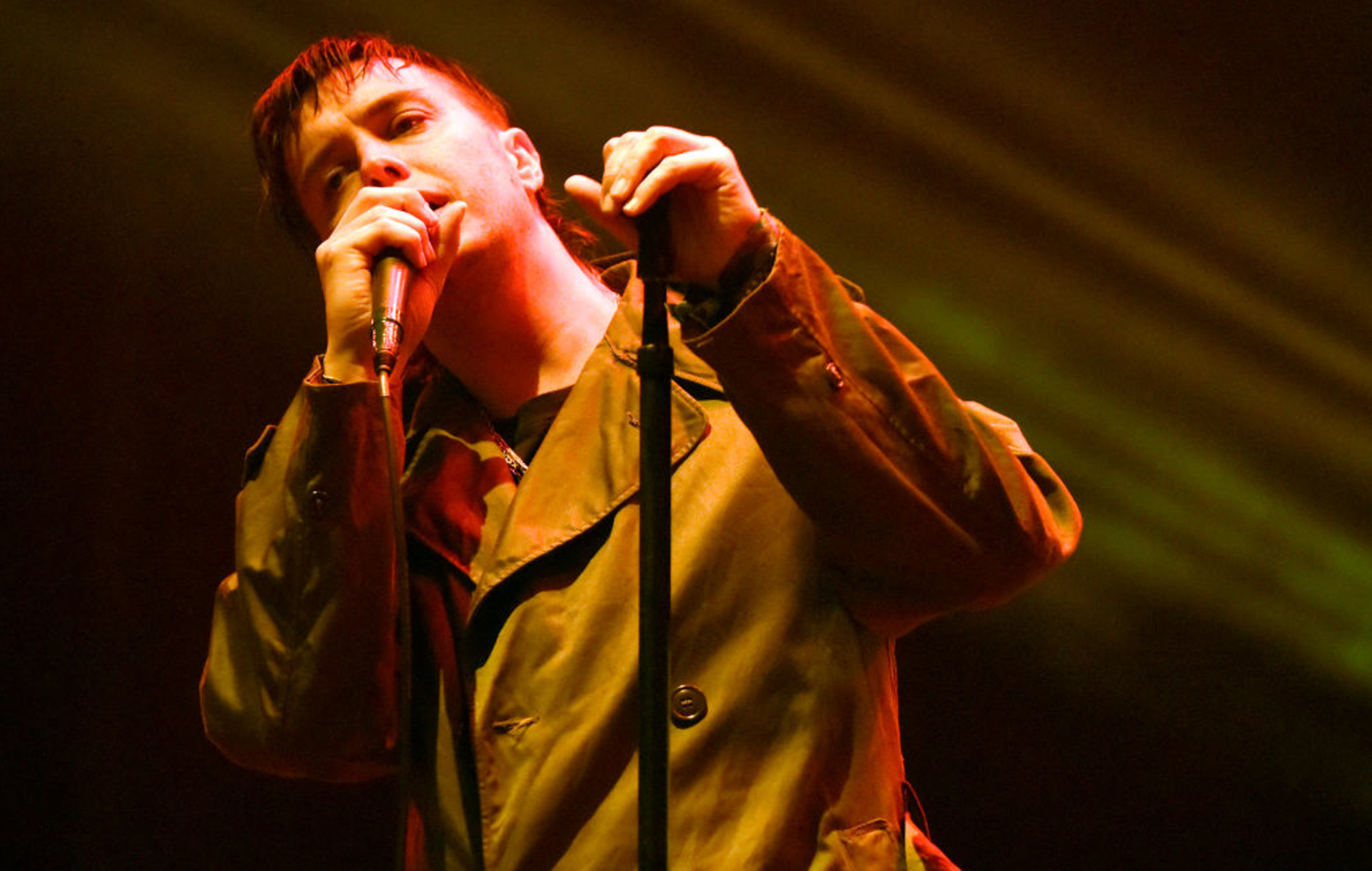 Julian Casablancas appelle Elon Musk "le super-méchant affamé"