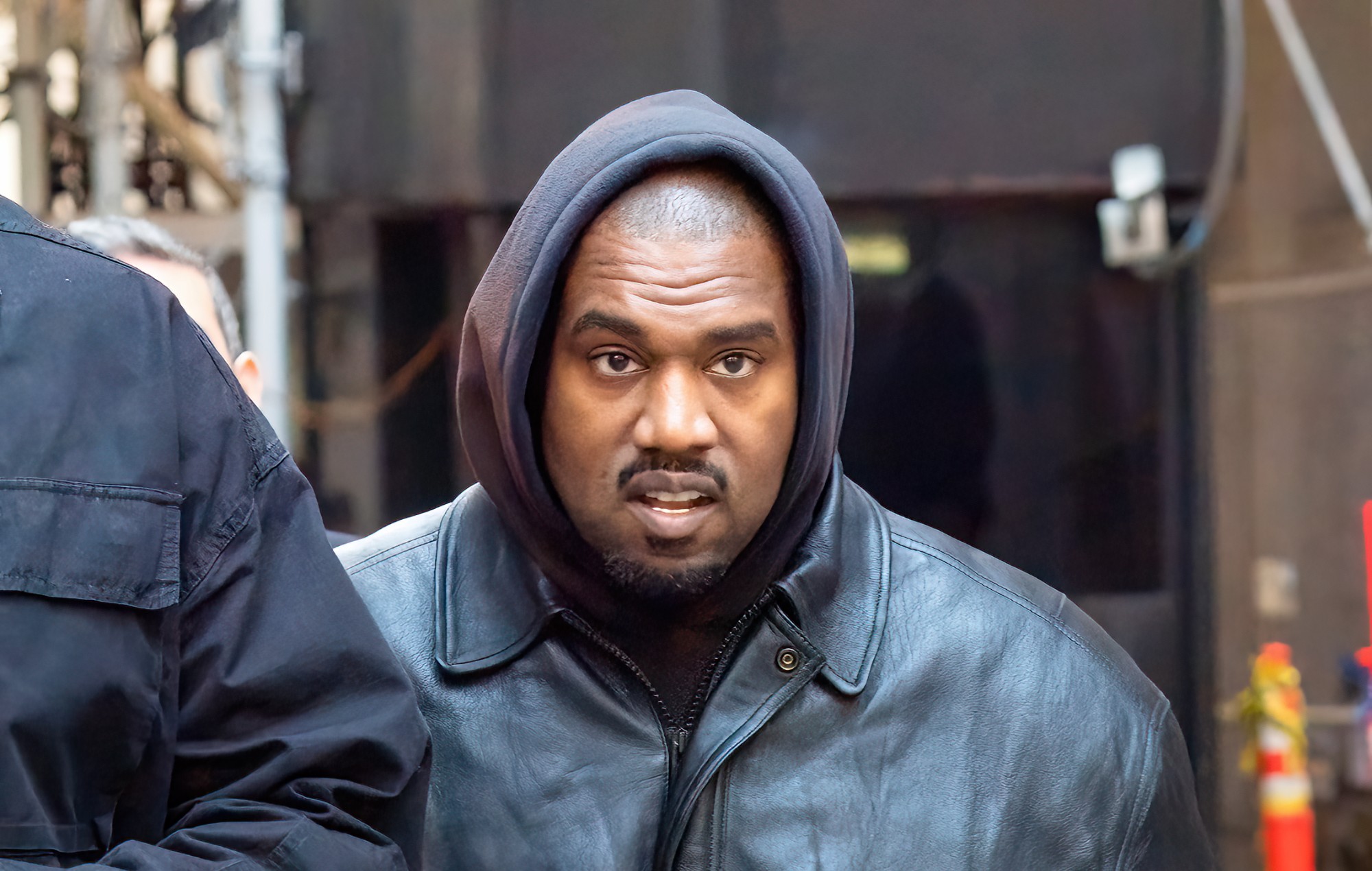 Deux animateurs de radio noirs acquièrent la marque "White Lives Matter" après que Kanye West a déclaré qu'il voulait vendre des chemises avec le slogan