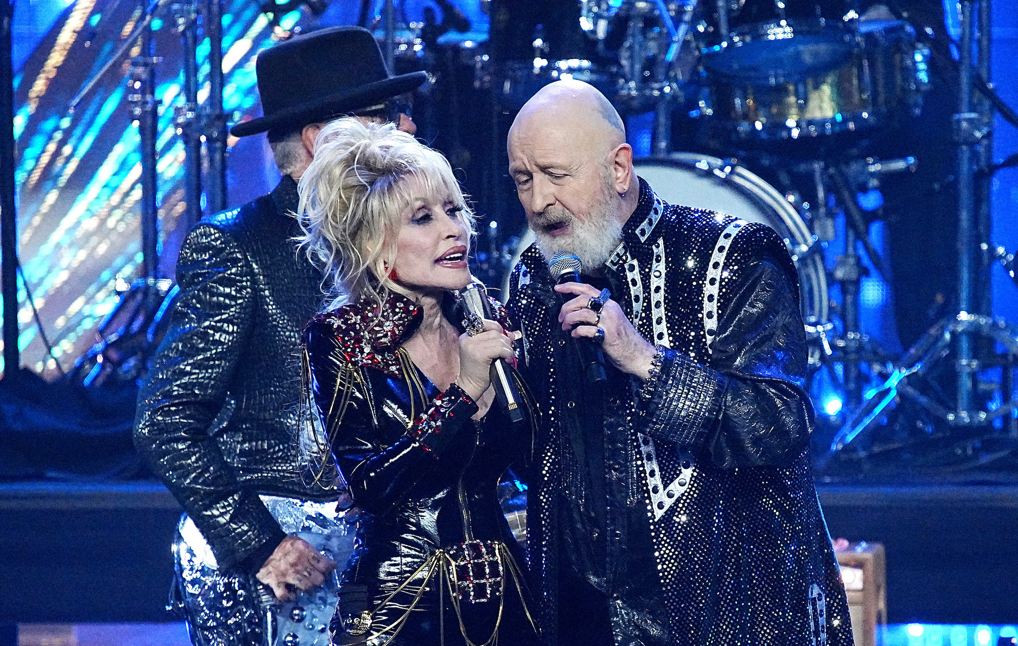 Dolly Parton interprète "Jolene" avec Rob Halford de Judas Priest lors de la cérémonie du Rock & Roll Hall Of Fame