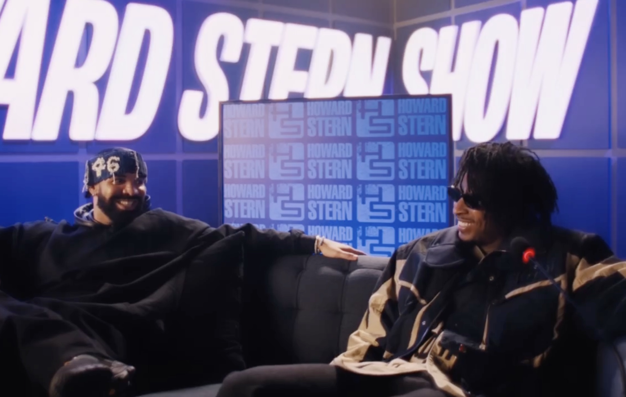 Drake et 21 Savage partagent les illustrations de "Her Loss" et les fausses promos de Howard Stern, NPR Tiny Desk et Vogue