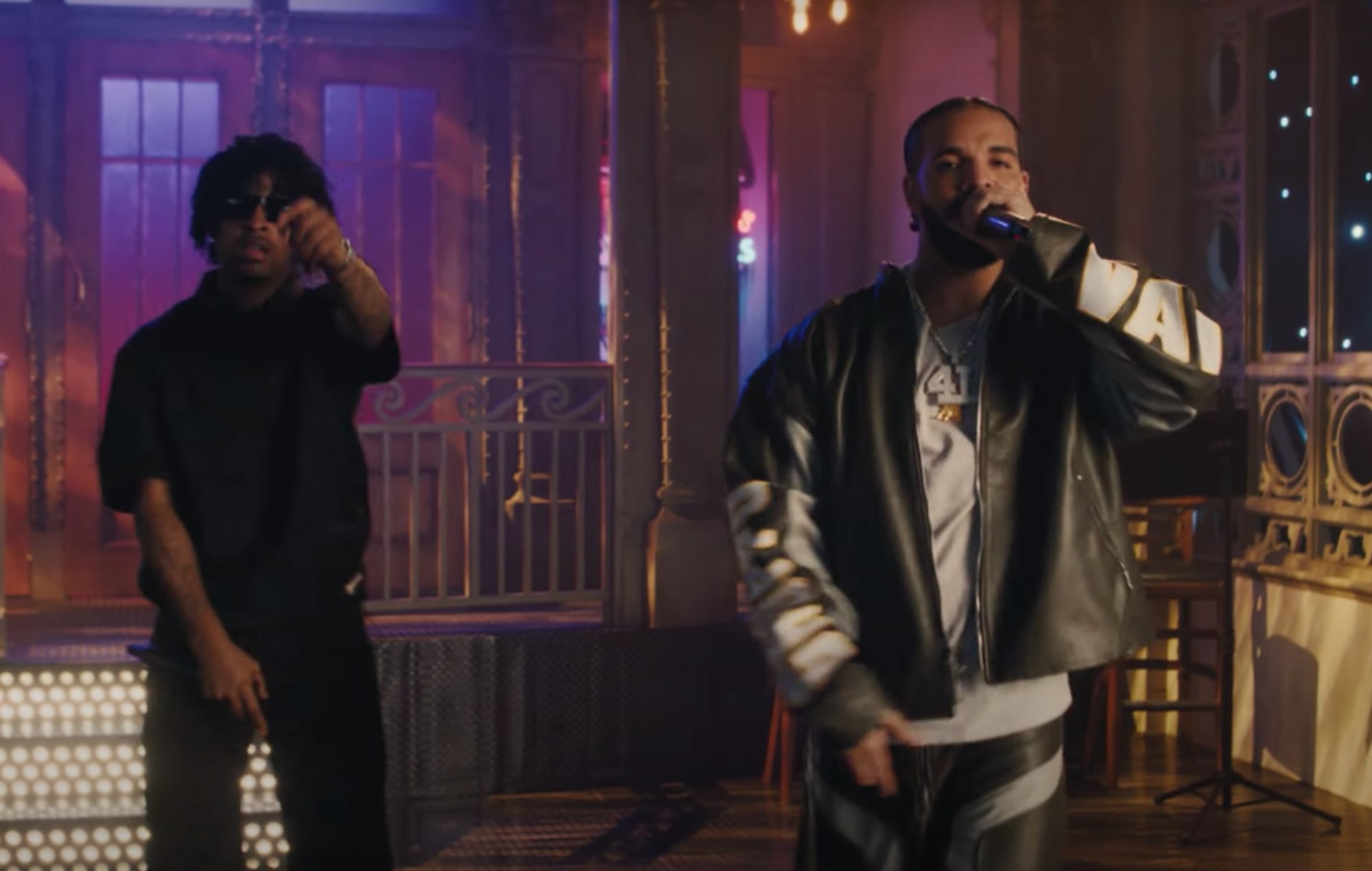 Drake et 21 Savage publient une fausse performance 'SNL' présentée par Michael B. Jordan