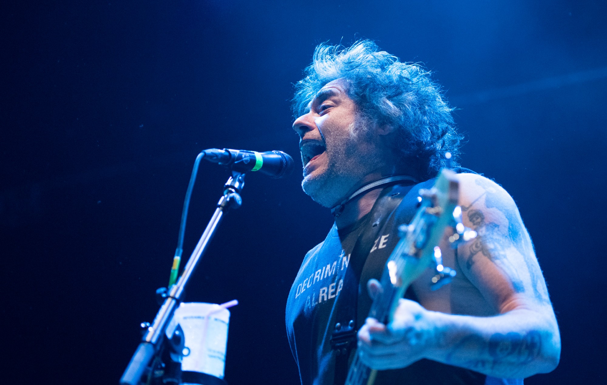 Fat Mike de NOFX annonce le nouveau groupe "Codefendants" et partage deux singles