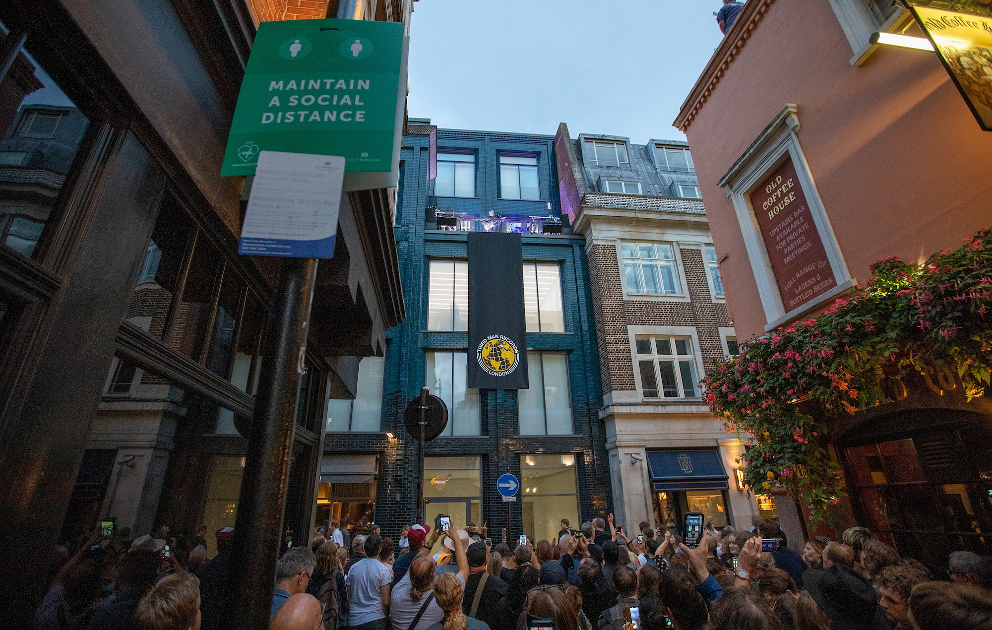 Jack White partage la vidéo en direct de "Seven Nation Army" du concert sur le toit de Soho et annonce un album live