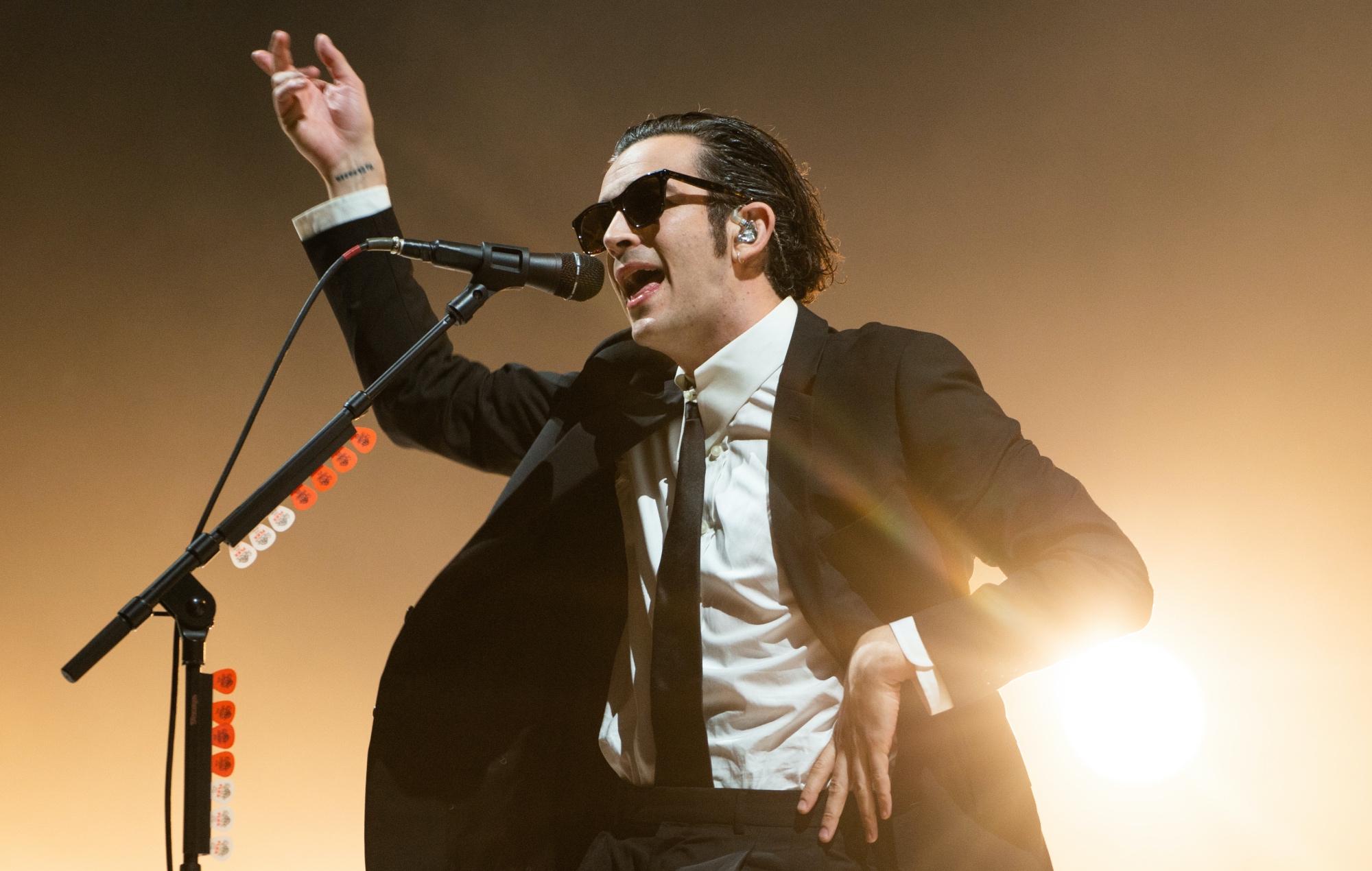 Matty Healy des années 1975 devient viral pour avoir crié à la sécurité avec Auto-Tune