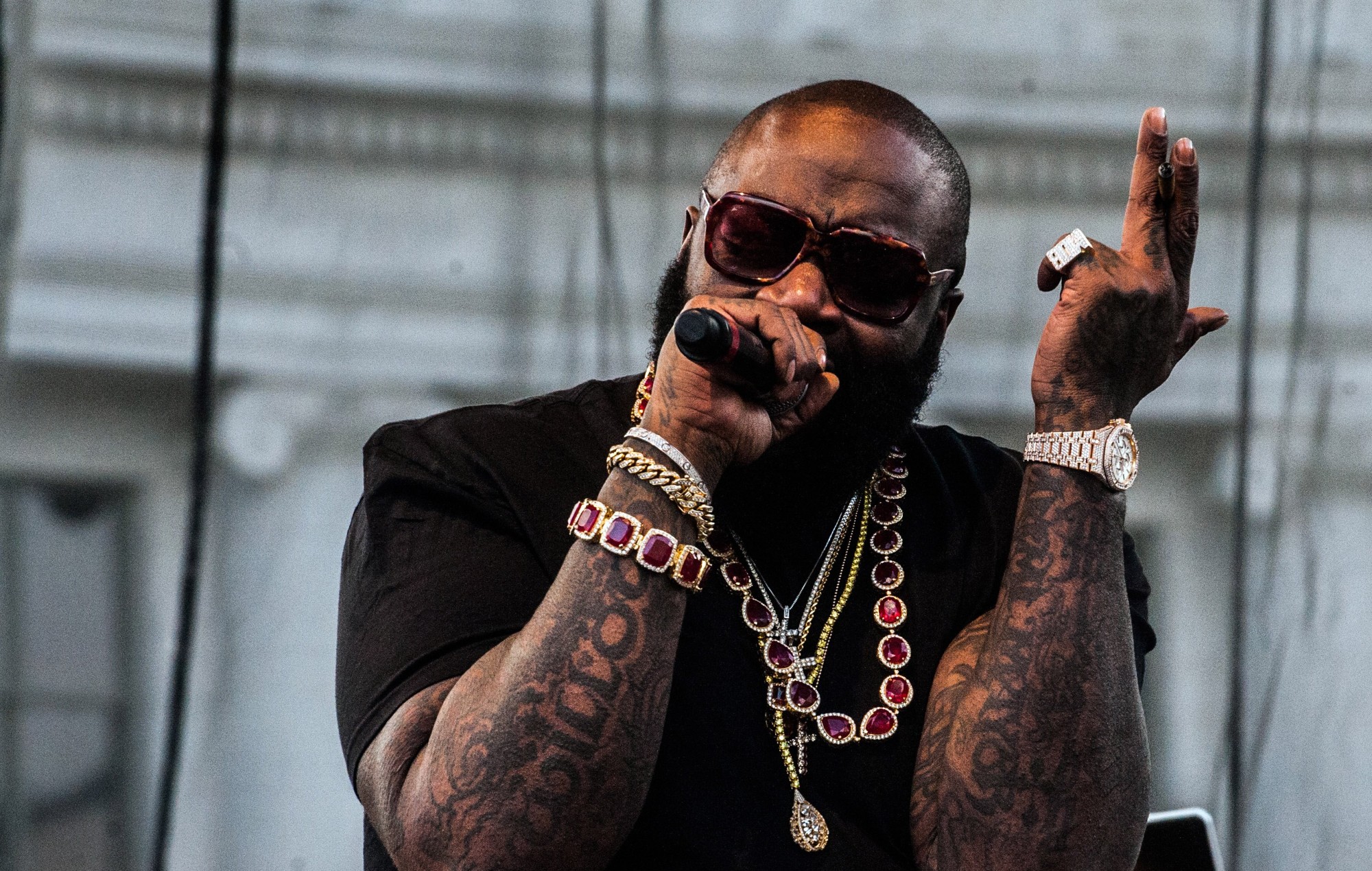 Rick Ross nie être un thésauriseur après que la vidéo de son manoir soit devenue virale
