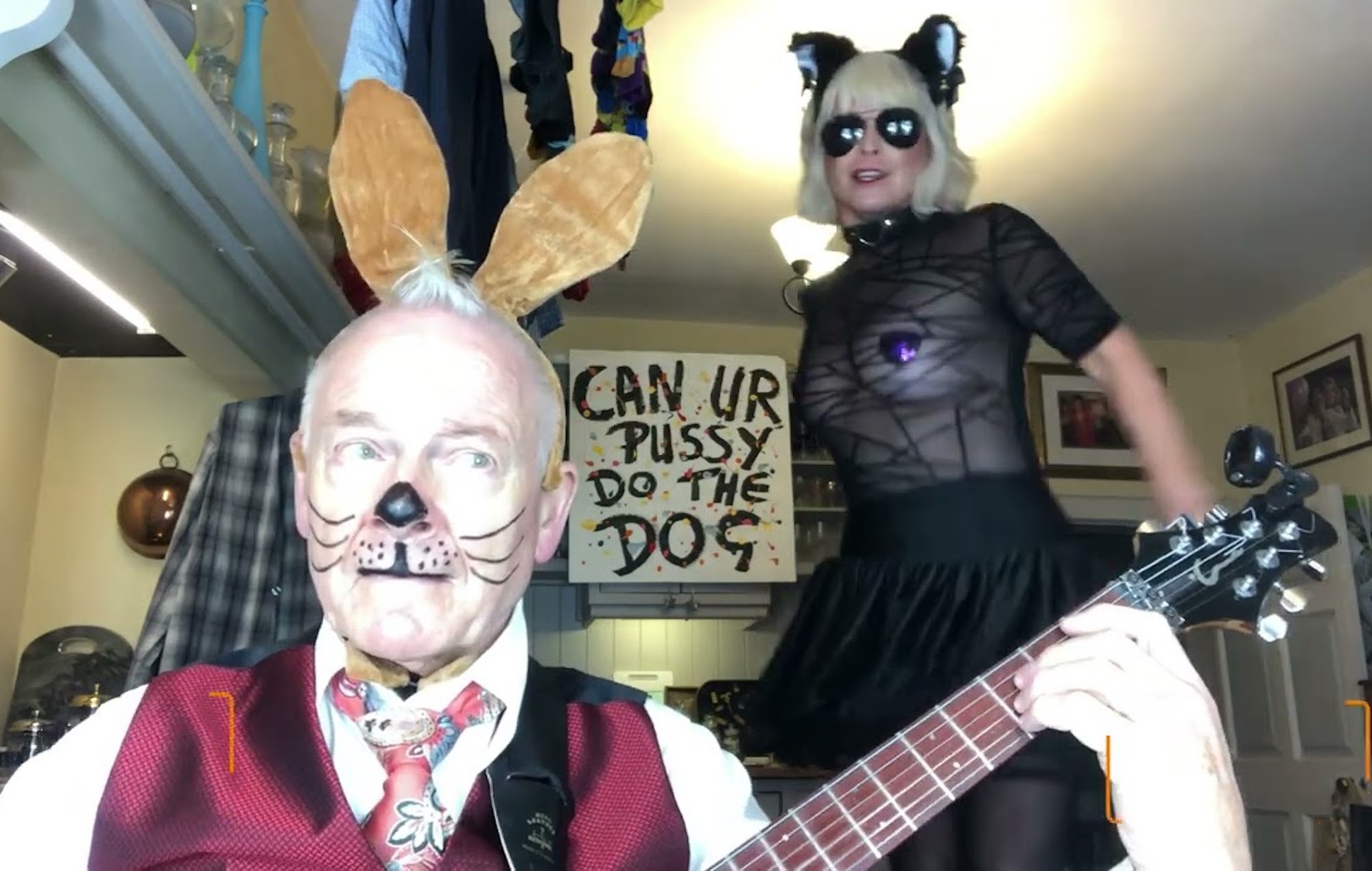 Robert Fripp et Toyah Willcox reprennent "Can Your Pussy Do The Dog?" de The Cramps.