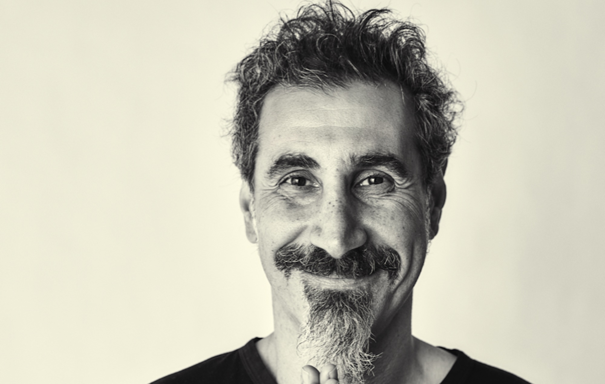 Serj Tankian a composé la musique de la nouvelle émission Netflix de Zac Efron